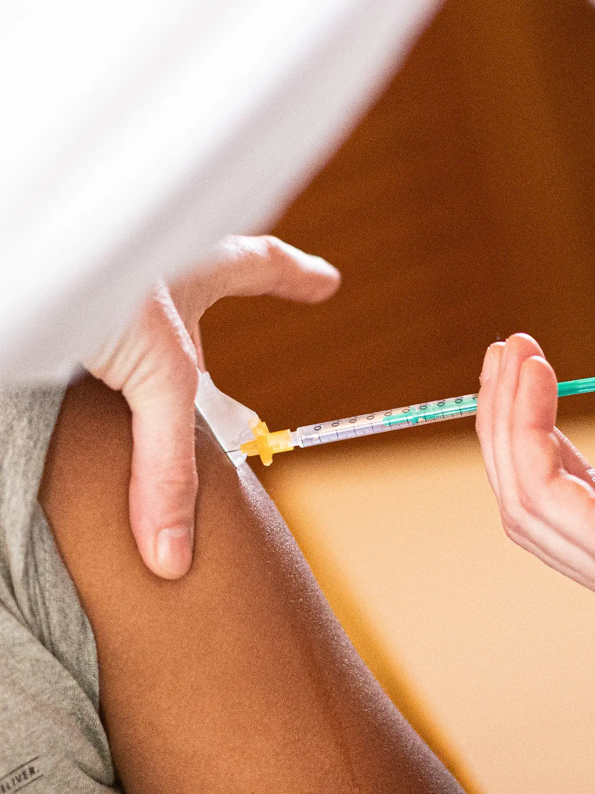 25.06.2021, Hamburg: Ein Seemann wird im Seemannsclub Duckdalben gegen das Coronavirus geimpft. Seeleute können sich am 25.06.2021 im Rahmen des ·Tags der Seeleute· im Seemannsclub Duckdalben durch den Hafenärztlichen Dienst gegen das Coronavirus impfen lassen. Foto: Daniel Reinhardt/dpa +++ dpa-Bildfunk +++