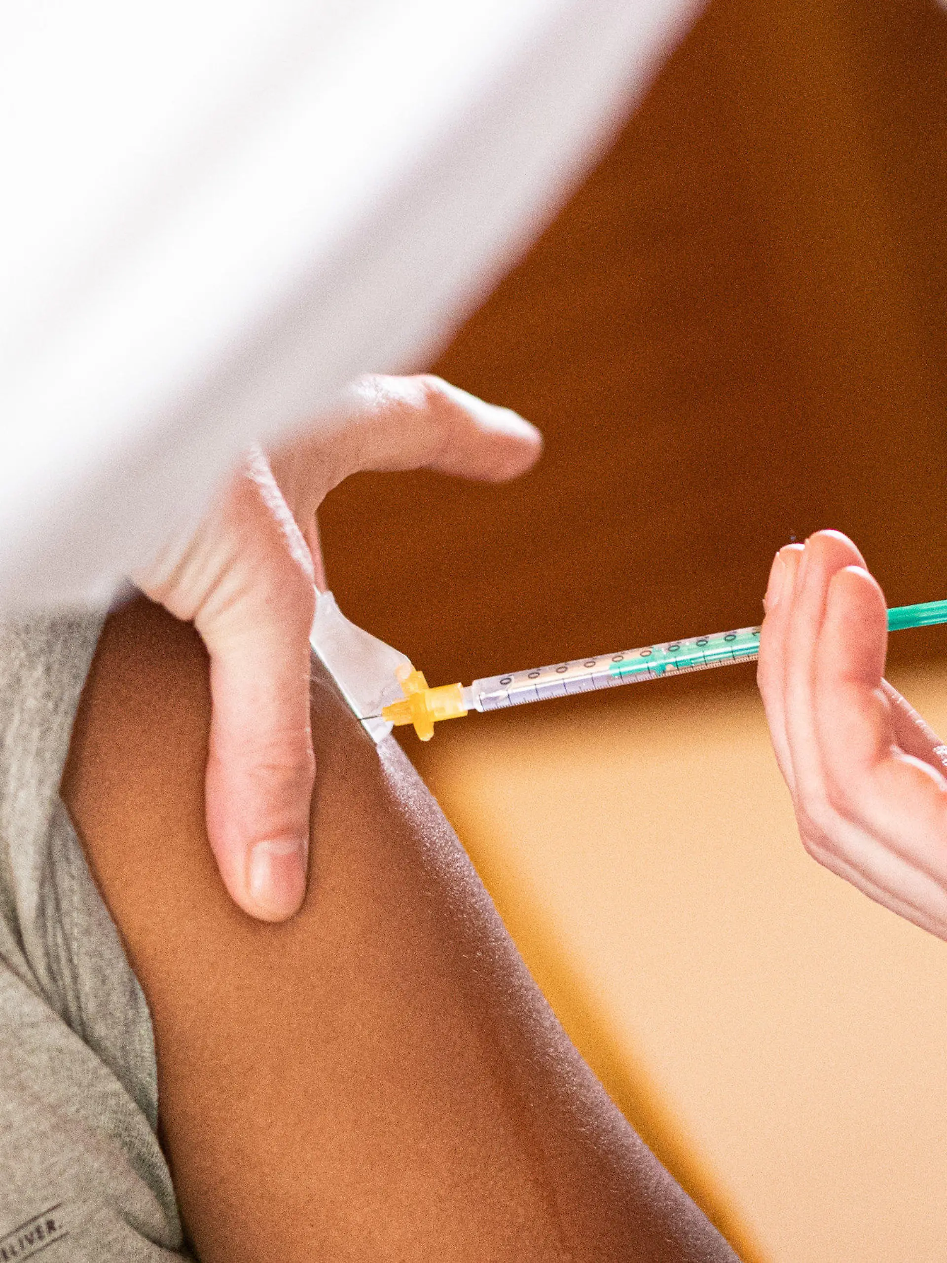 25.06.2021, Hamburg: Ein Seemann wird im Seemannsclub Duckdalben gegen das Coronavirus geimpft. Seeleute können sich am 25.06.2021 im Rahmen des ·Tags der Seeleute· im Seemannsclub Duckdalben durch den Hafenärztlichen Dienst gegen das Coronavirus impfen lassen. Foto: Daniel Reinhardt/dpa +++ dpa-Bildfunk +++