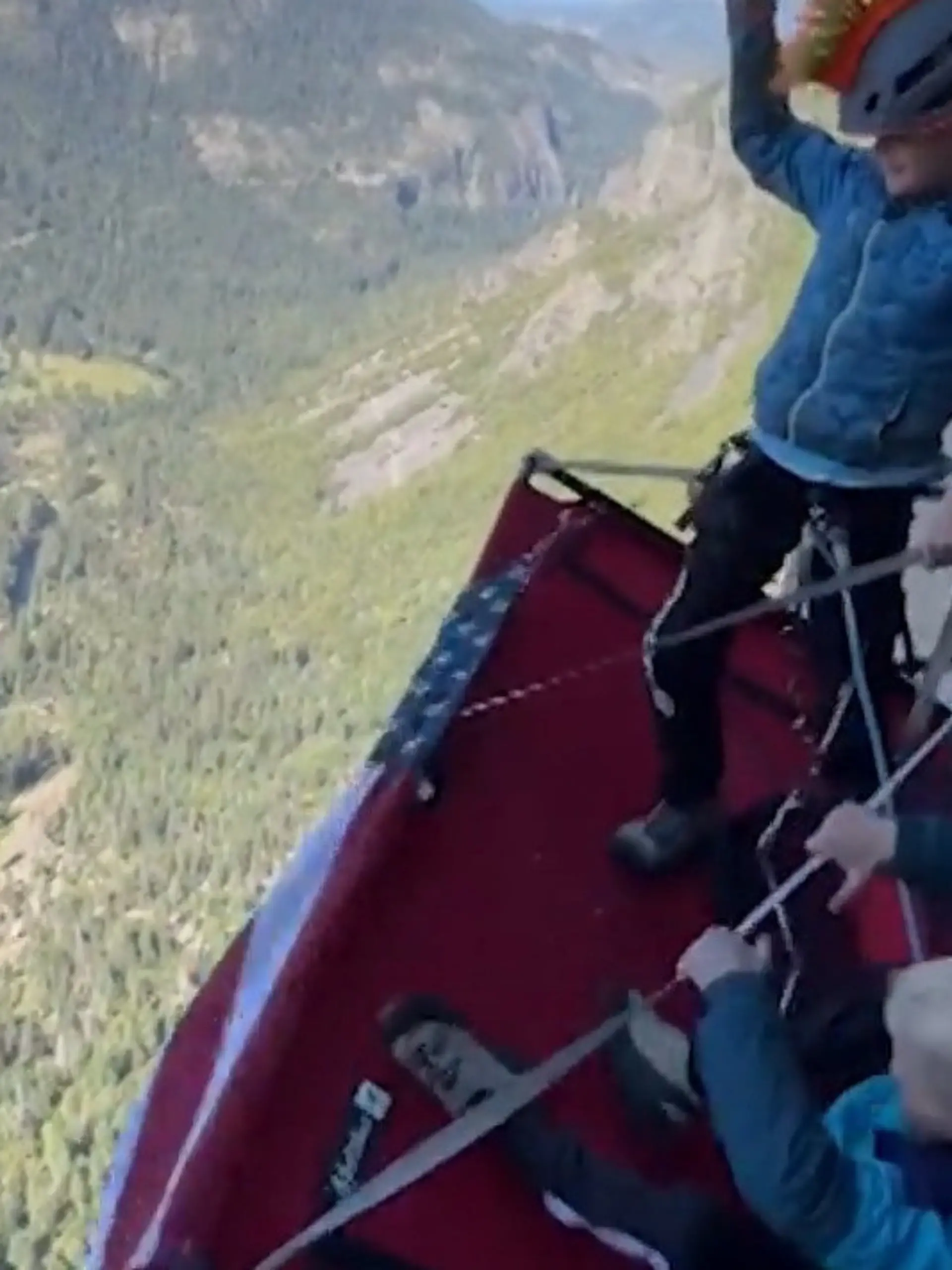 Bild zu: "Extrem-Expedition mit Papa! Kinder turnen an Steilwand – in 1.000 Metern Höhe"