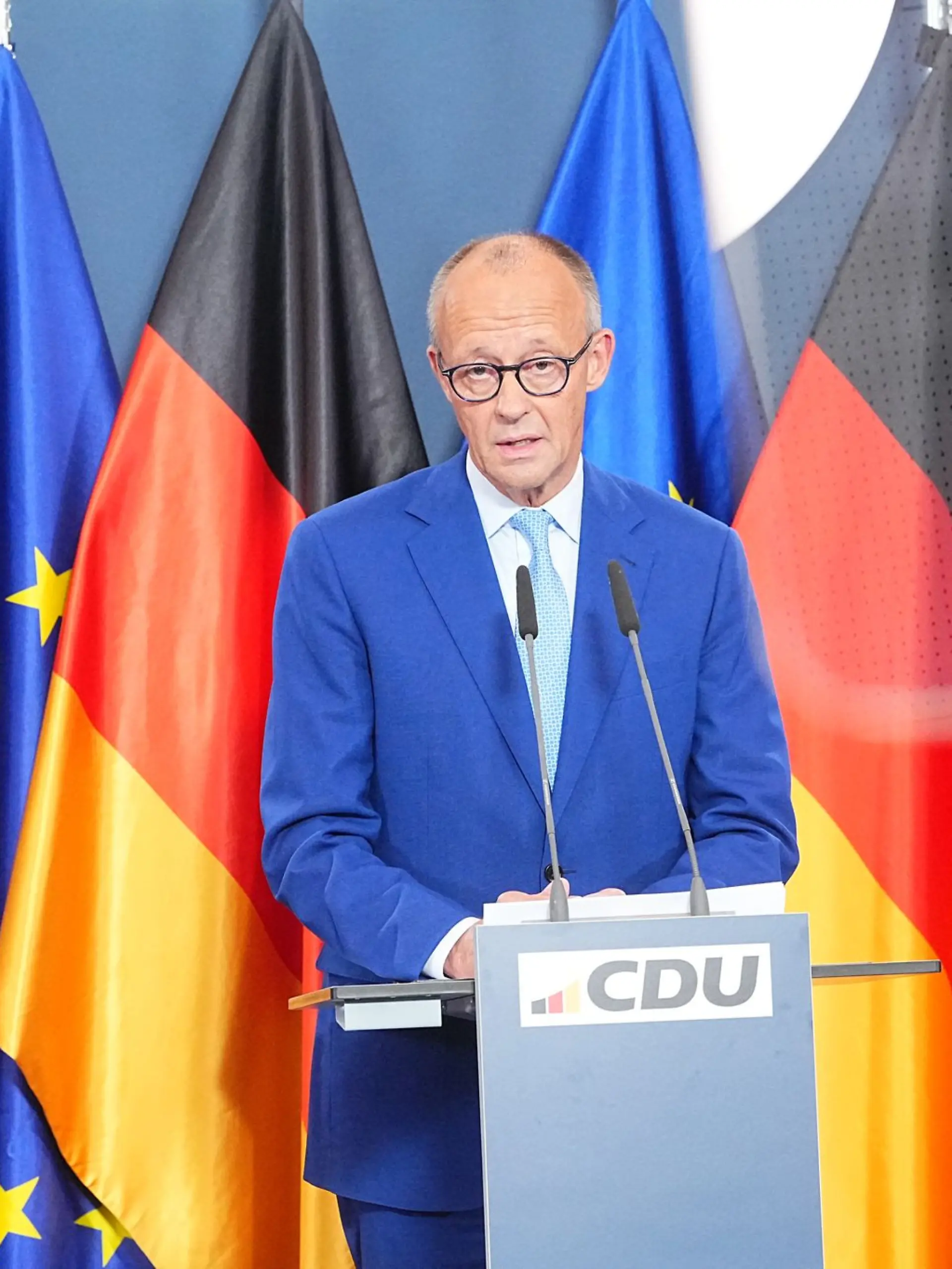 Bild zu: "Sollte Friedrich Merz sein Amt nach dem Debakel zur Verfügung stellen? "