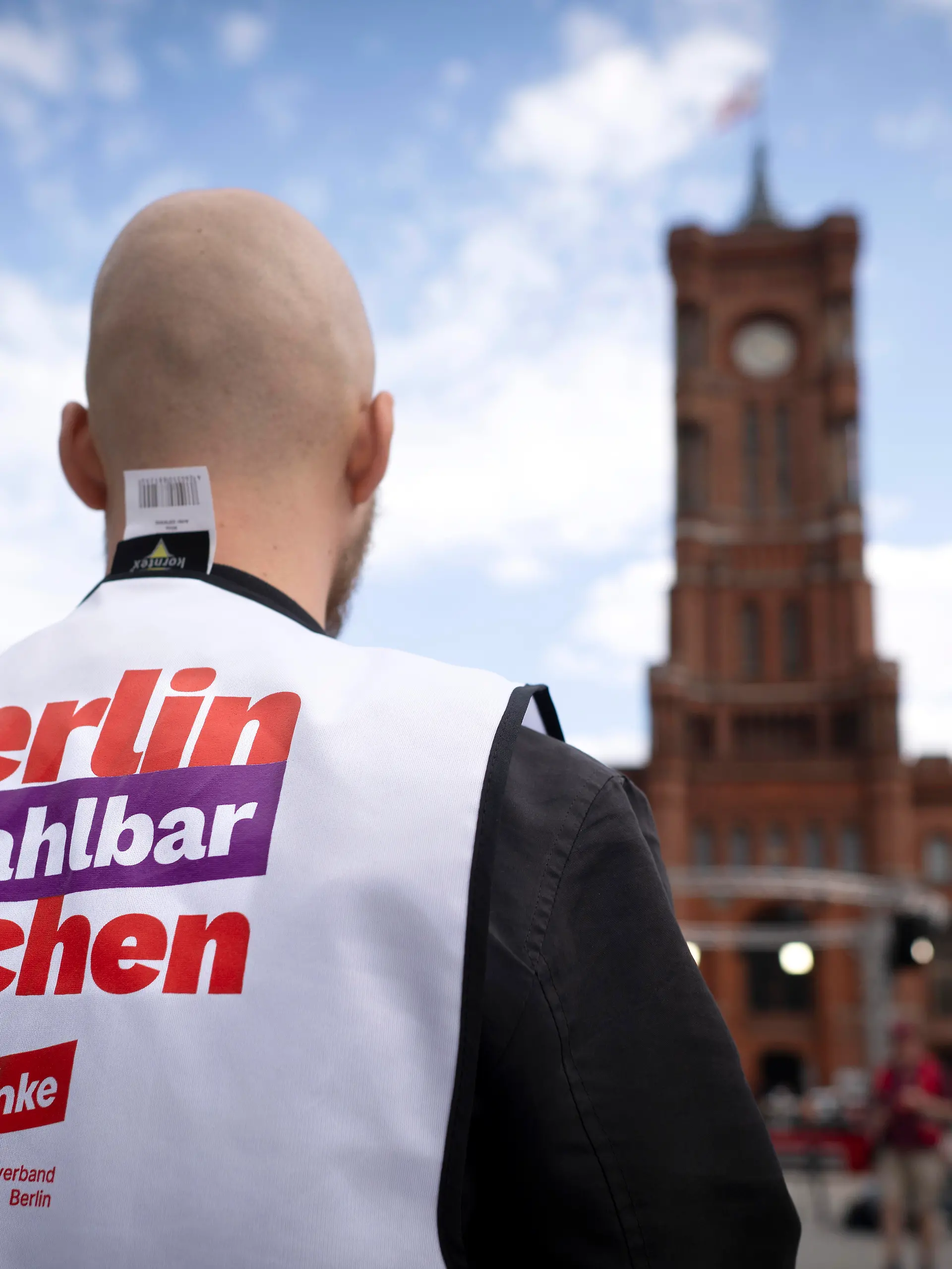 DEU, Deutschland, Germany, Berlin, 18.09.2026 Anhaenger und Mitglieder mit Weste Berlin bezahlbar machen zur Unterstuetzung fuer Elif Eralp , Spitzenkandidatin der Partei Die Linke in Berlin bei einer Kundgebung zum Wahlkamfuer pfabschluss der Partei Die Linke fuer die Abgeordnetenhauswahl am 20. September 2026 vor dem Roten Rathaus in Berlin Deutschland en: Supporters and members with vest Affordable living in West Berlin Berlin bezahlbar machen in support for Elif Eralp , lead candidate of the Left Party Die Linke in Berlin at a rally to mark the end of the Left Party's election campaign for the Berlin House of Representatives election on September 20 2026 in front of the Red City Hall Rotes Rathaus in Berlin Germany