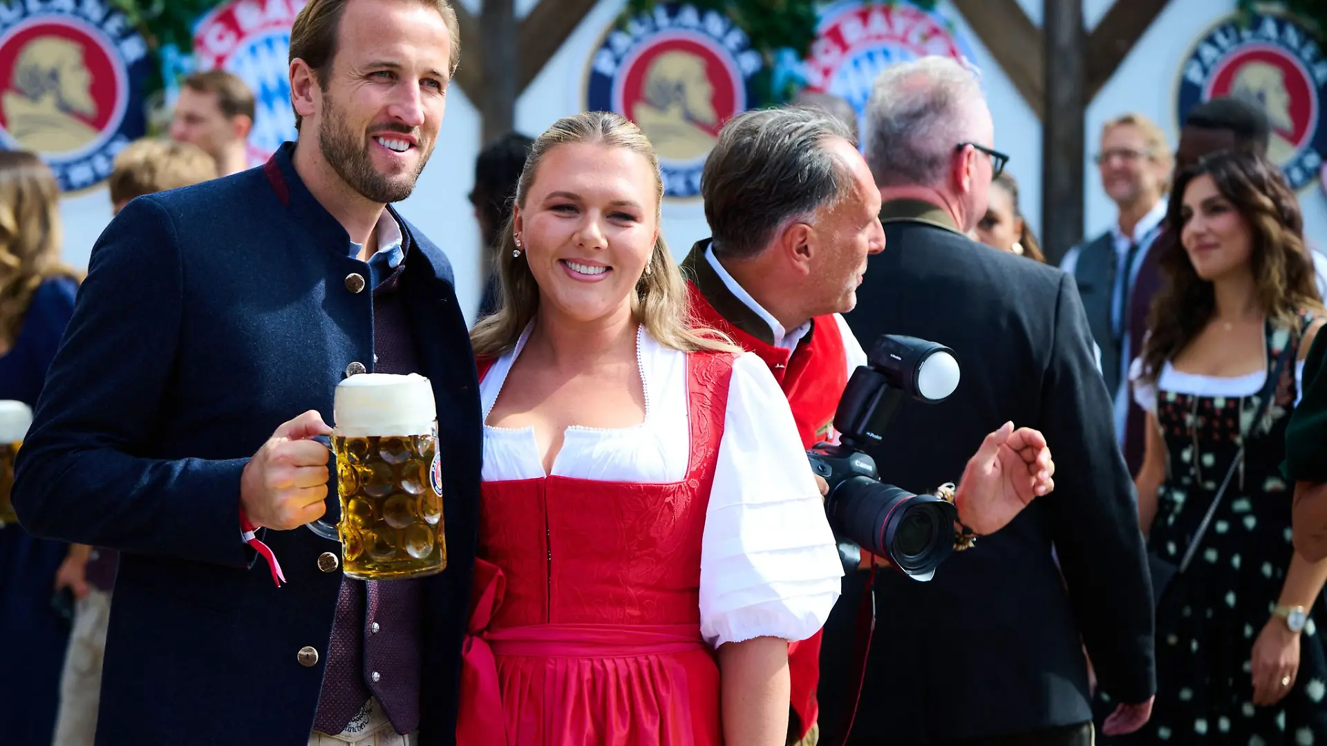 Harry Kane und seine Frau beim Besuch des Okterberfests.