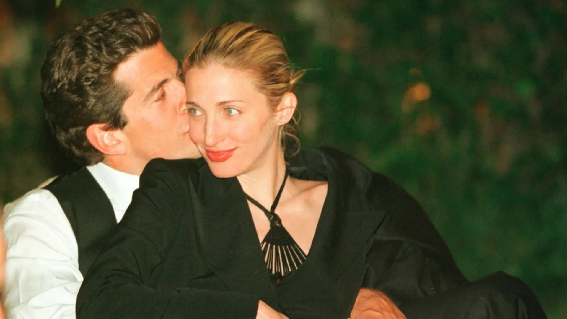 John F. Kennedy Jr. und seine Ehefrau Carolyn Bessette stürzten gemeinsam in den Tod.