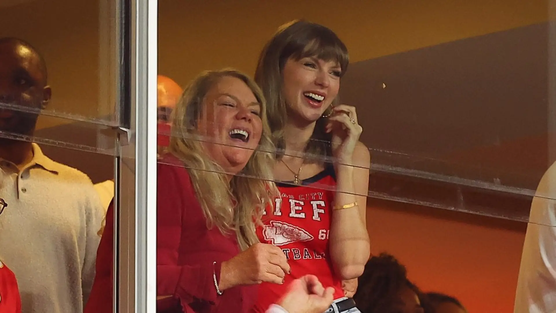 Taylor Swift freut sich mit Mama Andrea über ein gutes Spiel von Travis Kelce.