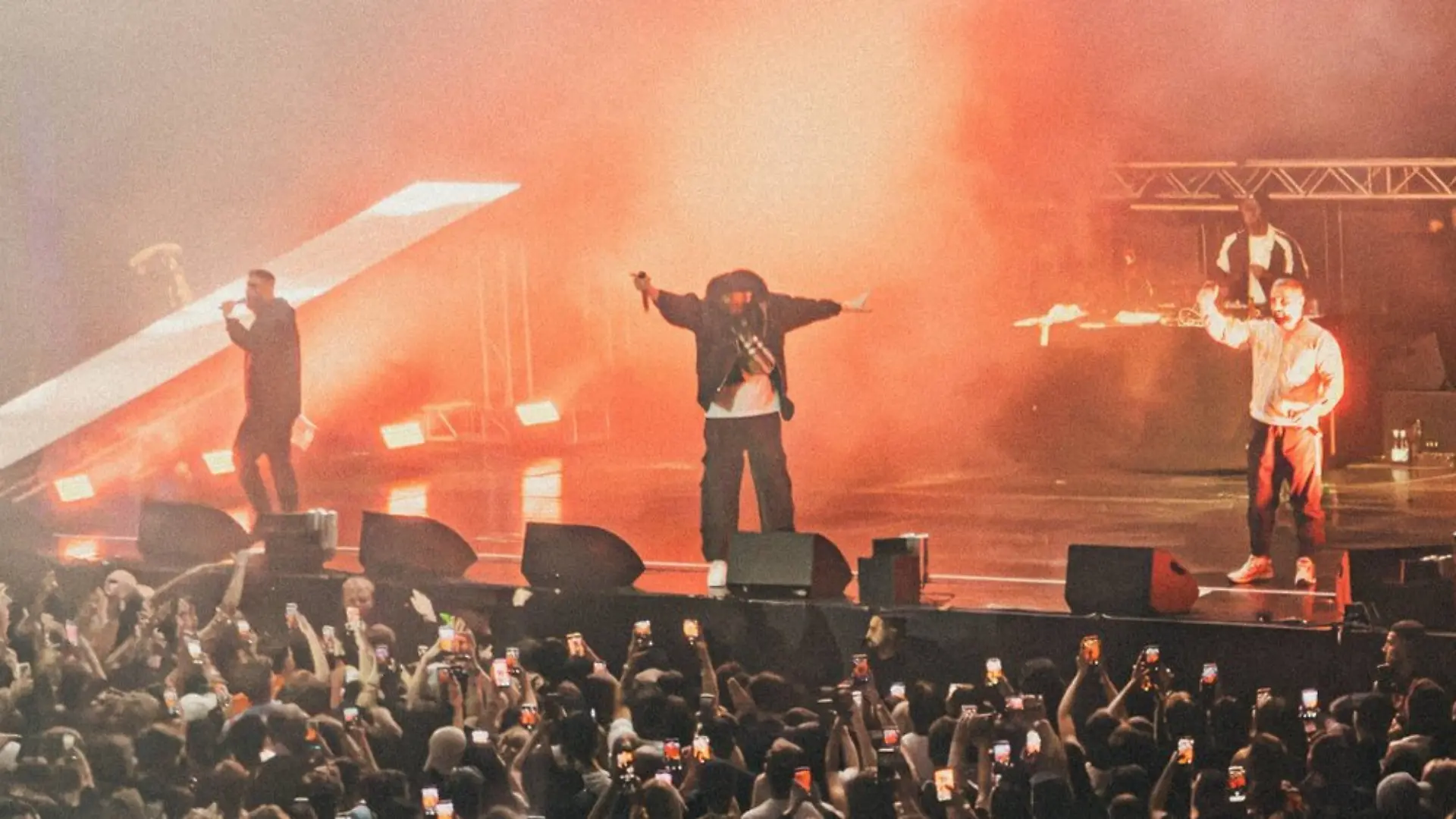 Haftbefehl (Mitte) bei seinem Comeback-Konzert in Frankfurt.
