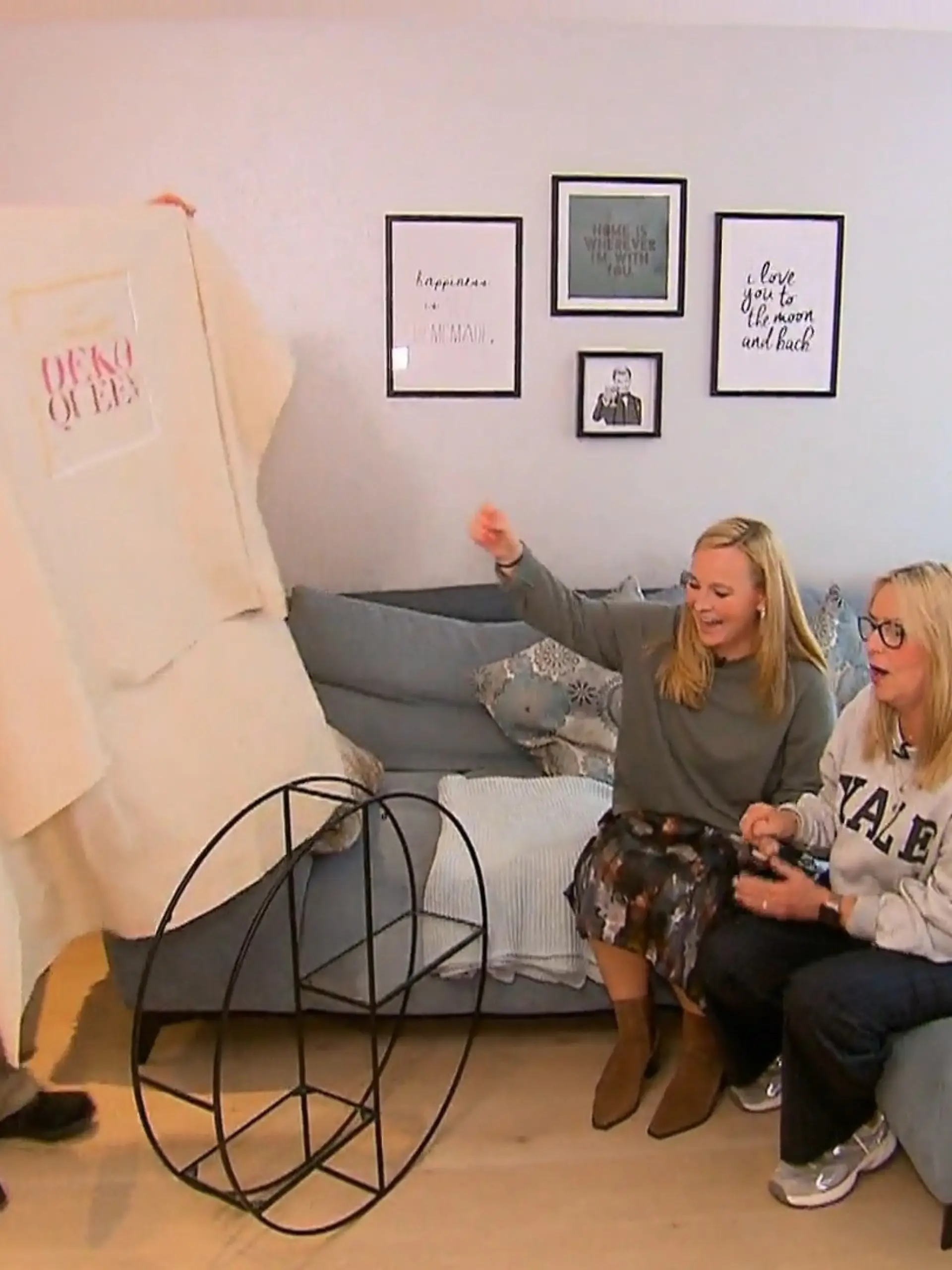 Bild zu: "Möbel mit Kurven & Metall im Schlafzimmer"