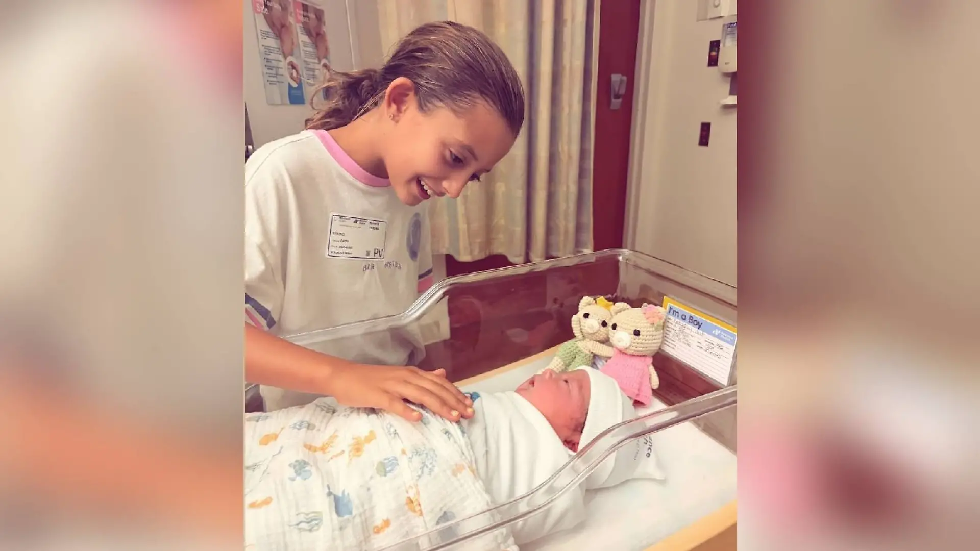 Auch Schwester Chloe freut sich über ihren kleinen Bruder.