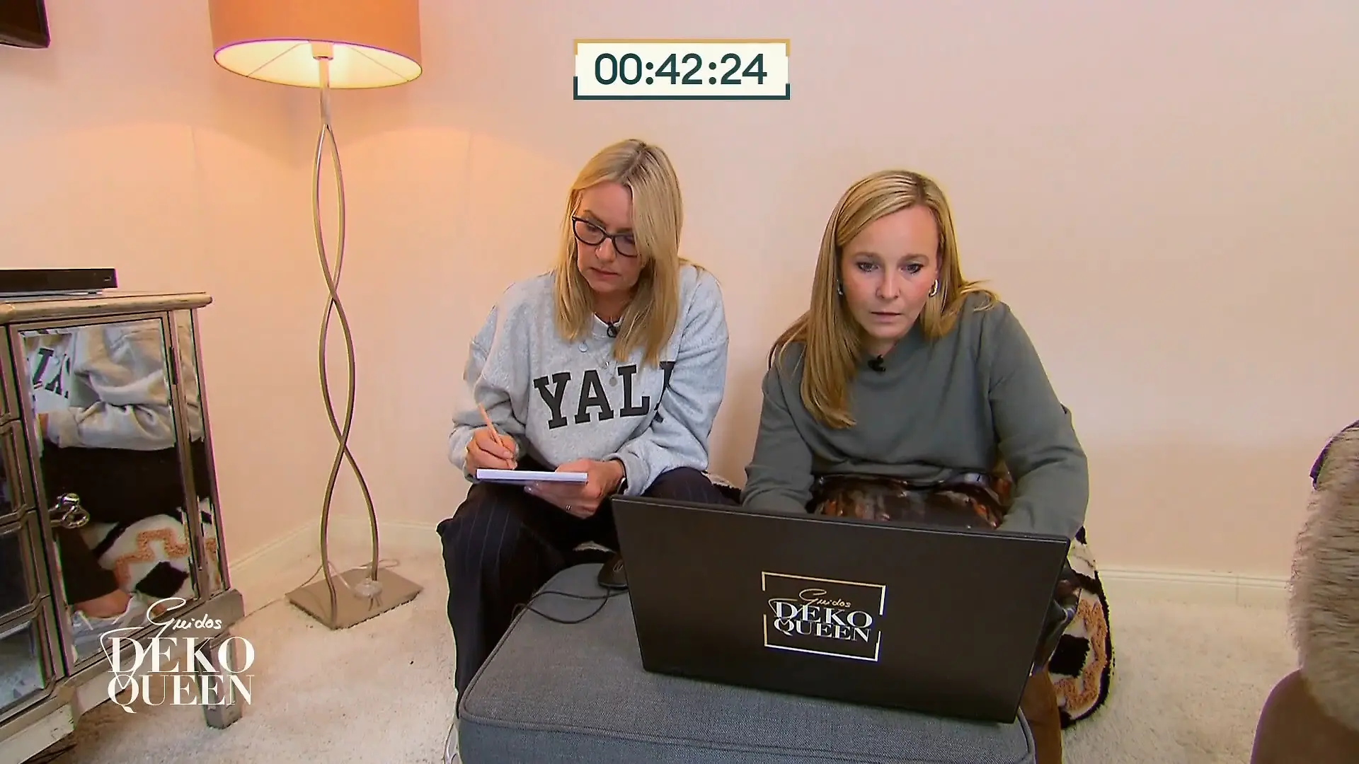 Janina setzt alles auf ein Bett mit organischer Form Los geht's