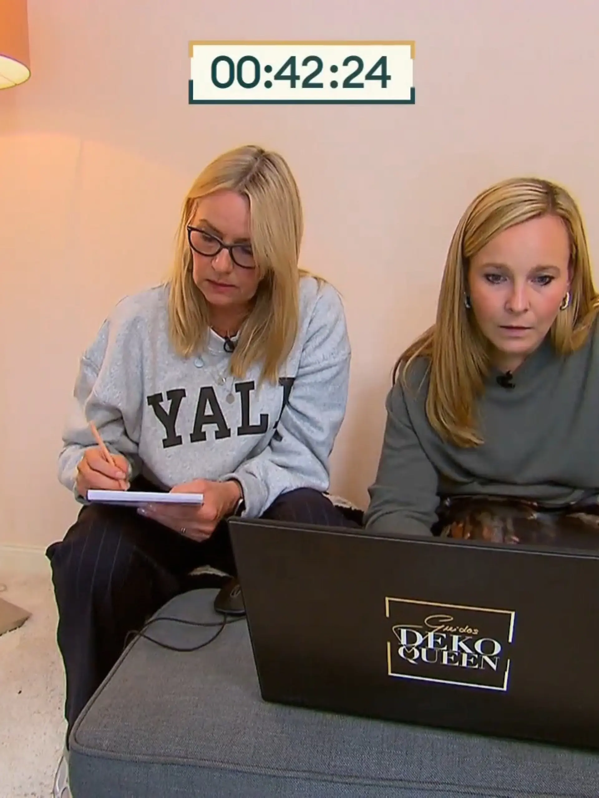 Bild zu: "Janina setzt alles auf ein Bett mit organischer Form"
