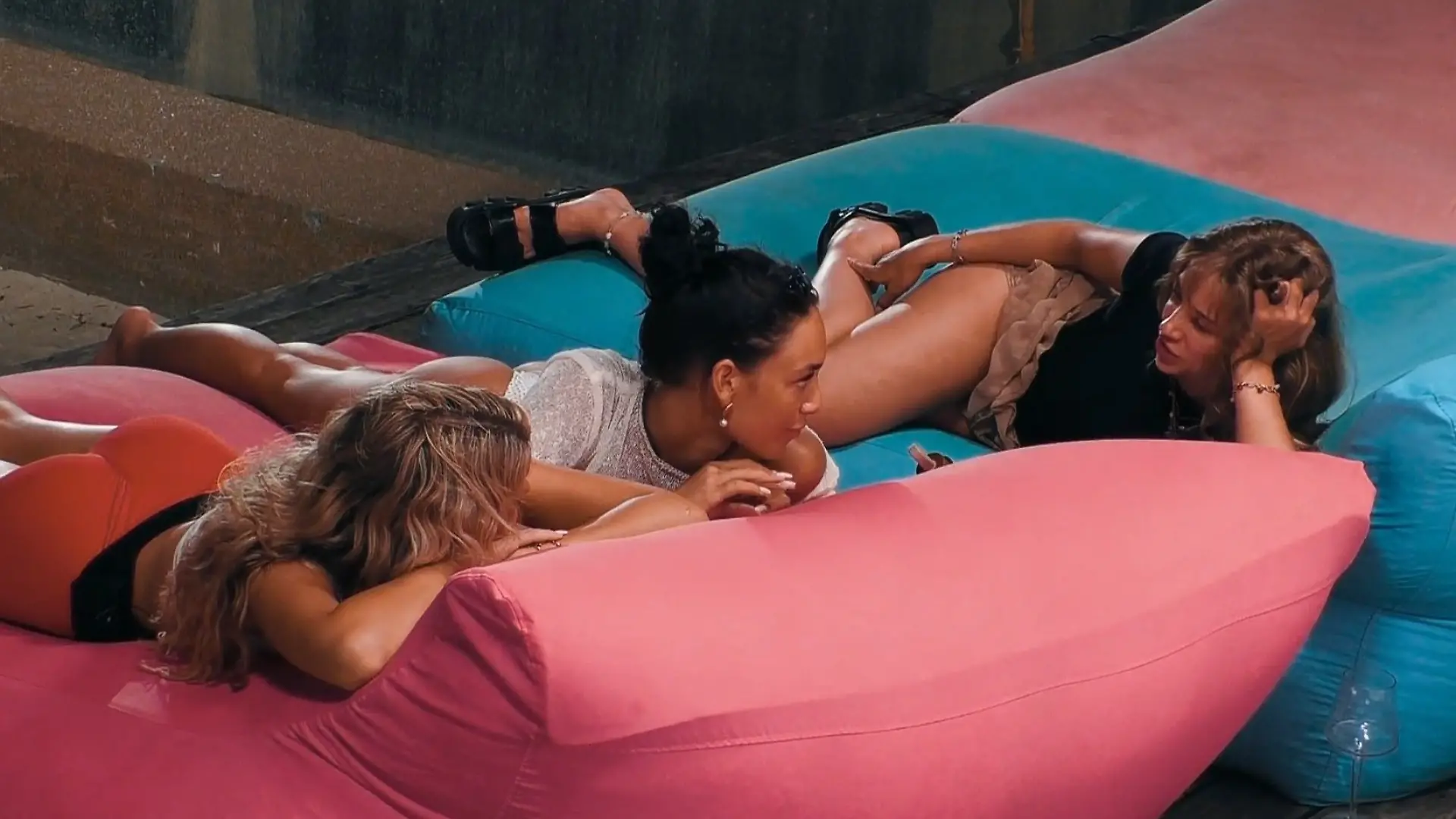 Intimer Kuss-Check bei AYTO! SO schlecht knutschen die Männer wirklich Zunge, Zähne und Red Flags