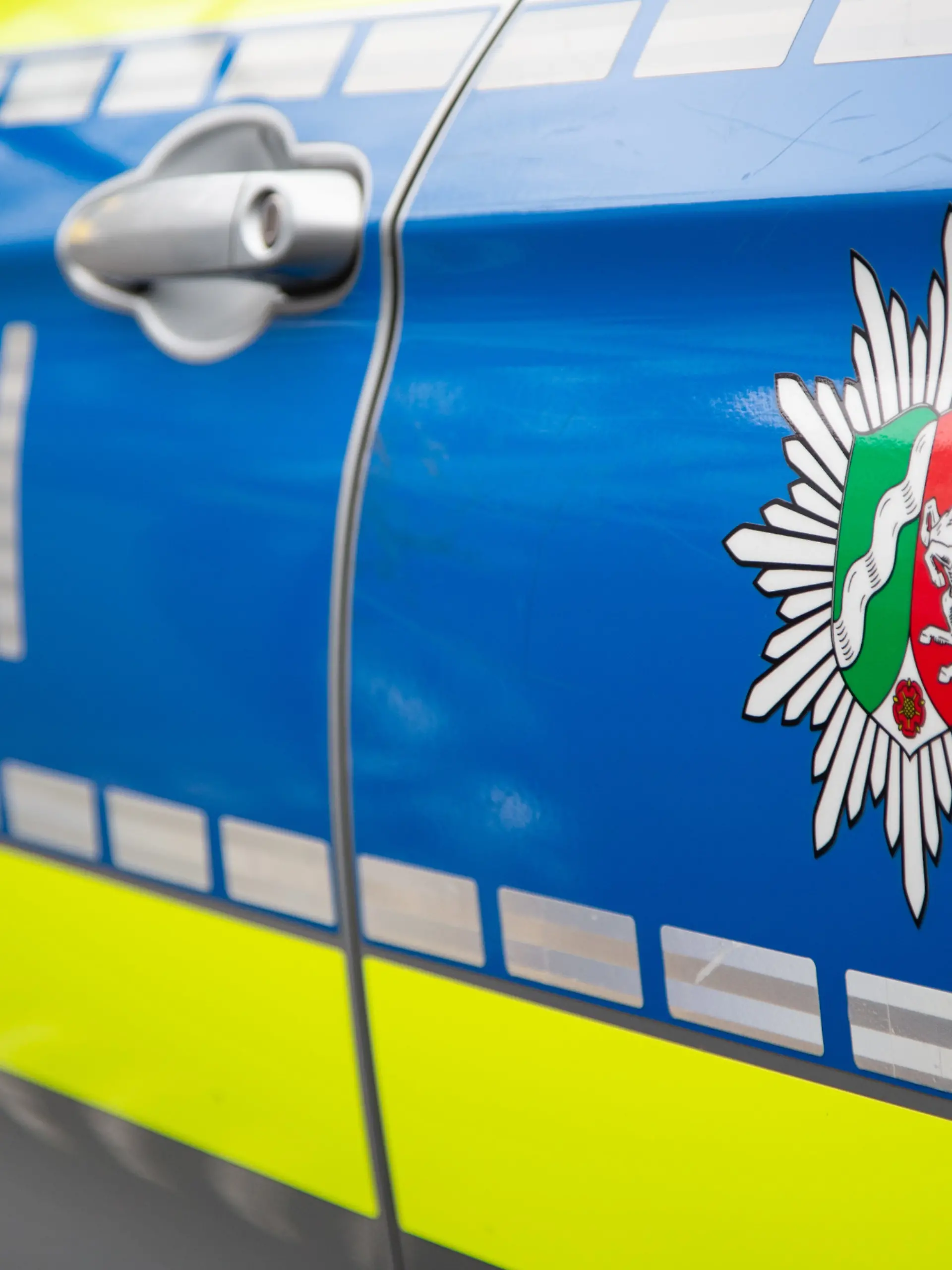 ARCHIV - 22.02.2019, Nordrhein-Westfalen, Detmold: Blick auf ein Emblem der Polizei in NRW an einem Polizeiauto. (zu dpa: «Reisebus stößt mit Straßenbahn zusammen - zwei Verletzte») Foto: Friso Gentsch/dpa +++ dpa-Bildfunk +++