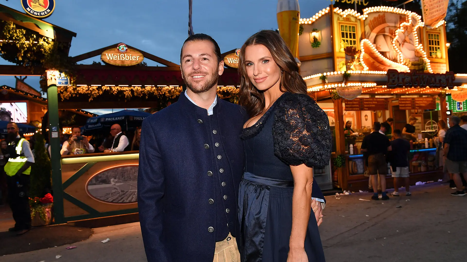 Riccardo Basile und Laura Wontorra zeigen sich gemeinsam am Oktoberfest.