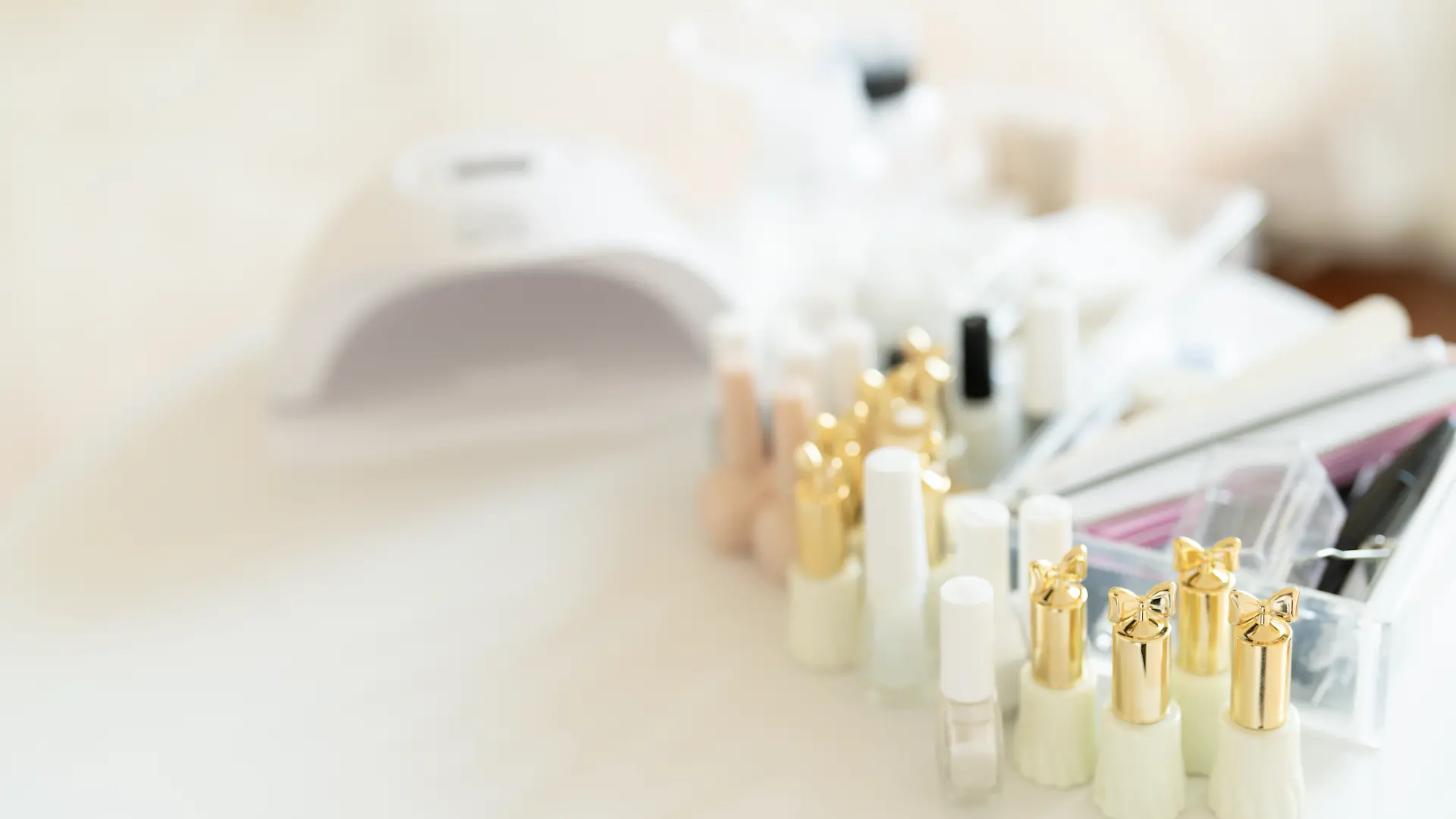 Nagellack und UV-Nagellampen sowie andere Nagelpflegeprodukte - Stock-Fotografie