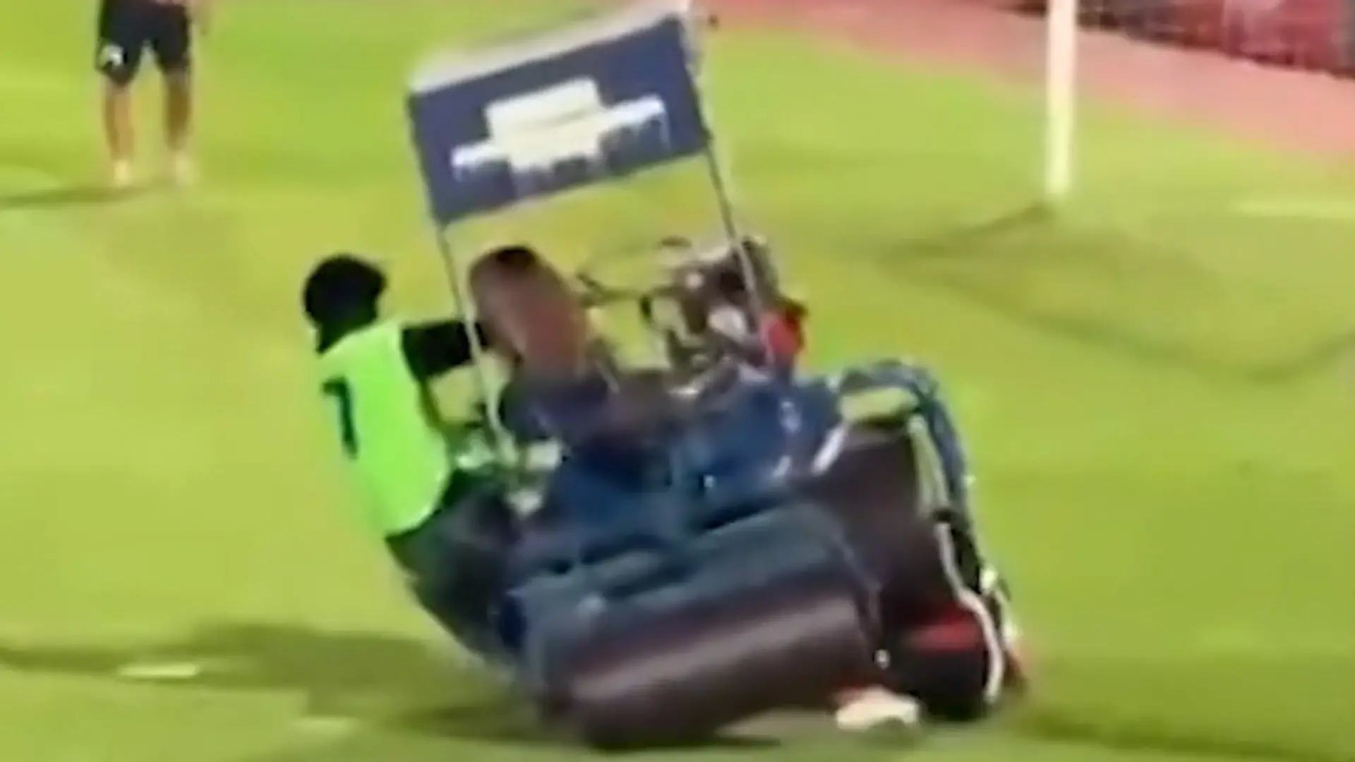 Rasenwalze überfährt Ex-Fußballprofi – während Halbzeitpause! Fans filmen Drama im Stadion