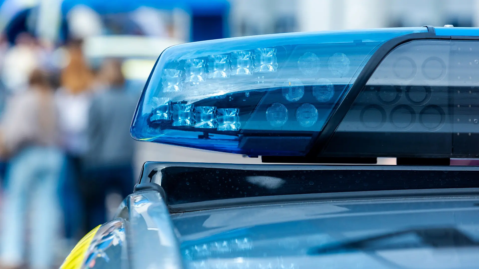 Blaulicht-Balken auf Streifenwagen der Polizei
