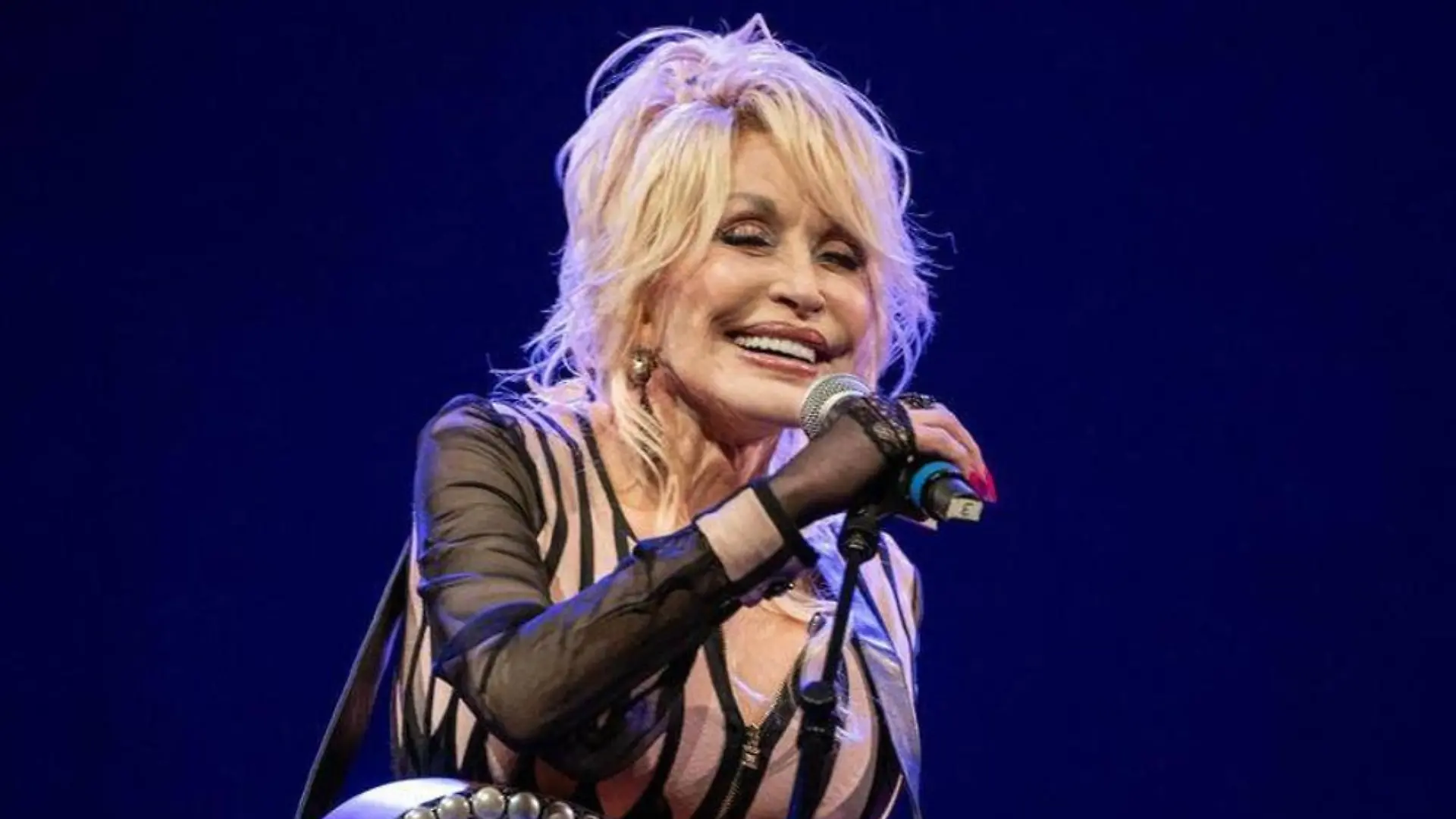 Dolly Parton ist am 25. August gestorben. Ein jährlicher Gedenktag wird künftig an sie erinnern. Zudem soll auch der Flughafen in Nashville nach ihr benannt werden.