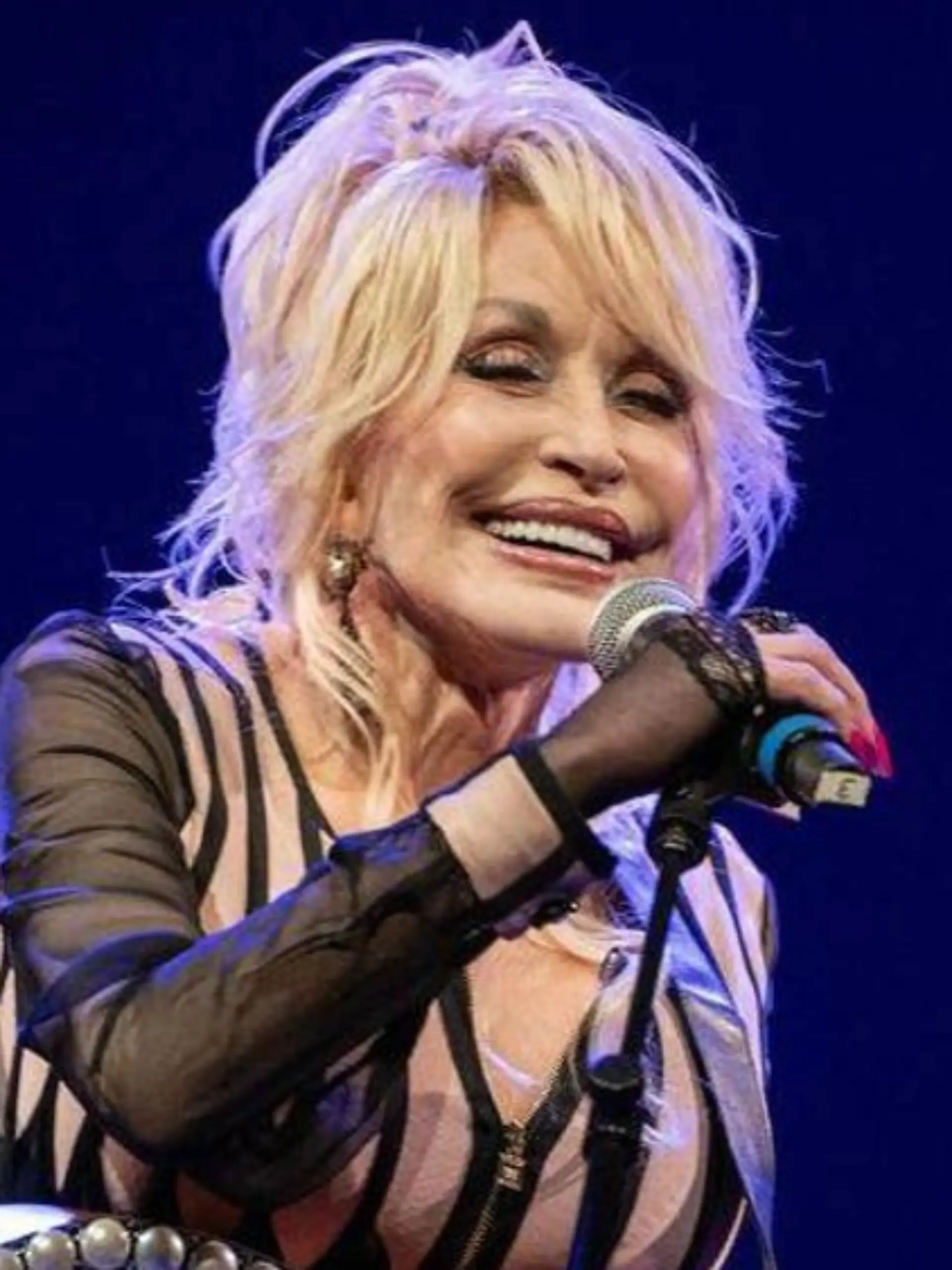 Dolly Parton ist am 25. August gestorben. Ein jährlicher Gedenktag wird künftig an sie erinnern. Zudem soll auch der Flughafen in Nashville nach ihr benannt werden.