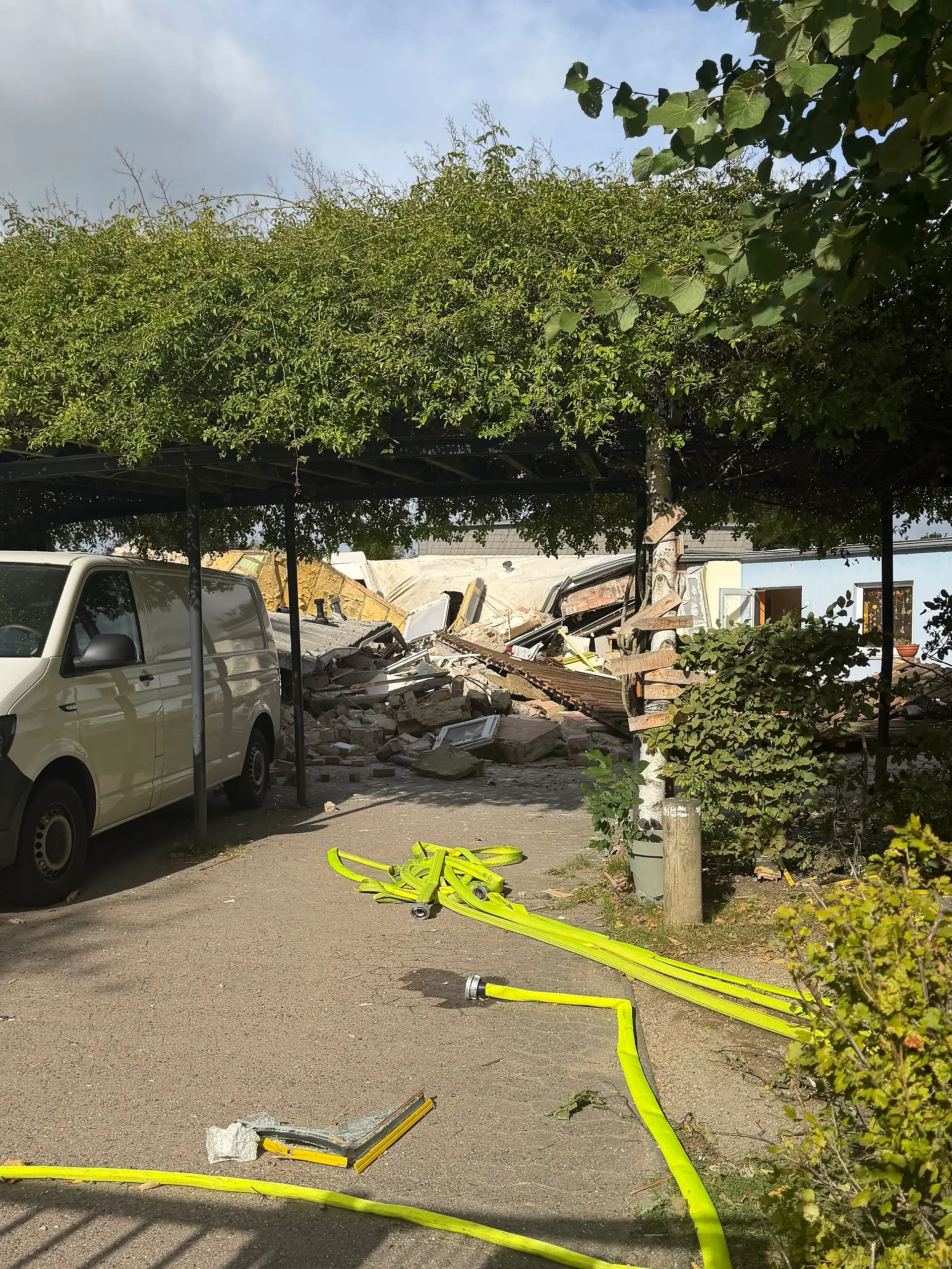 Die Kita liegt nach einer Explosion in Trümmern.