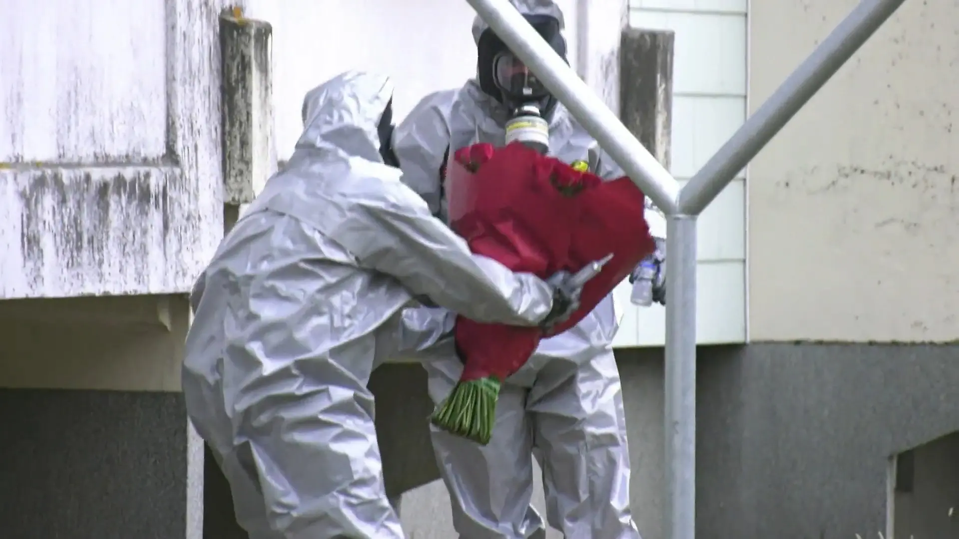 Gift-Schock im Blumenstrauß! Spezialkräfte finden Quecksilber an Lenas Rosen Über 60 Einsatzkräfte rücken an