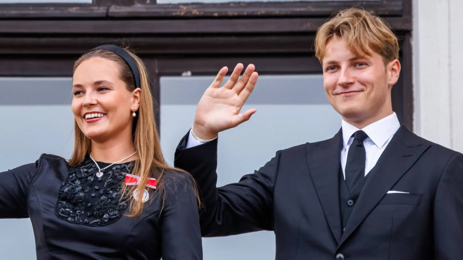 Nach dem Abschied von König Harald zeigte sich Prinz Sverre Magnus gemeinsam mit seiner Schwester, Kronprinzessin Ingrid Alexandra, auf dem Balkon des Osloer Schlosses.