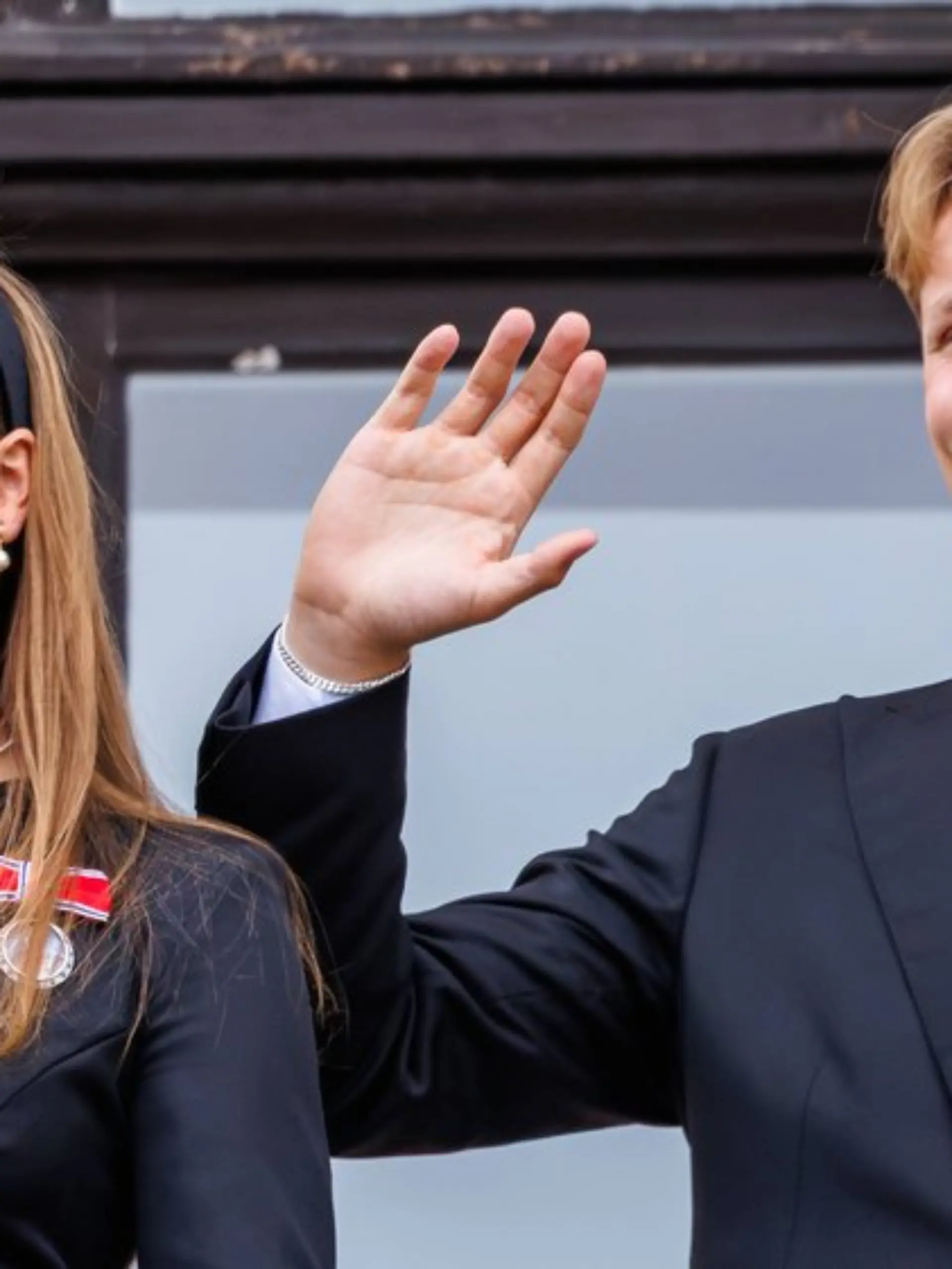 Nach dem Abschied von König Harald zeigte sich Prinz Sverre Magnus gemeinsam mit seiner Schwester, Kronprinzessin Ingrid Alexandra, auf dem Balkon des Osloer Schlosses.