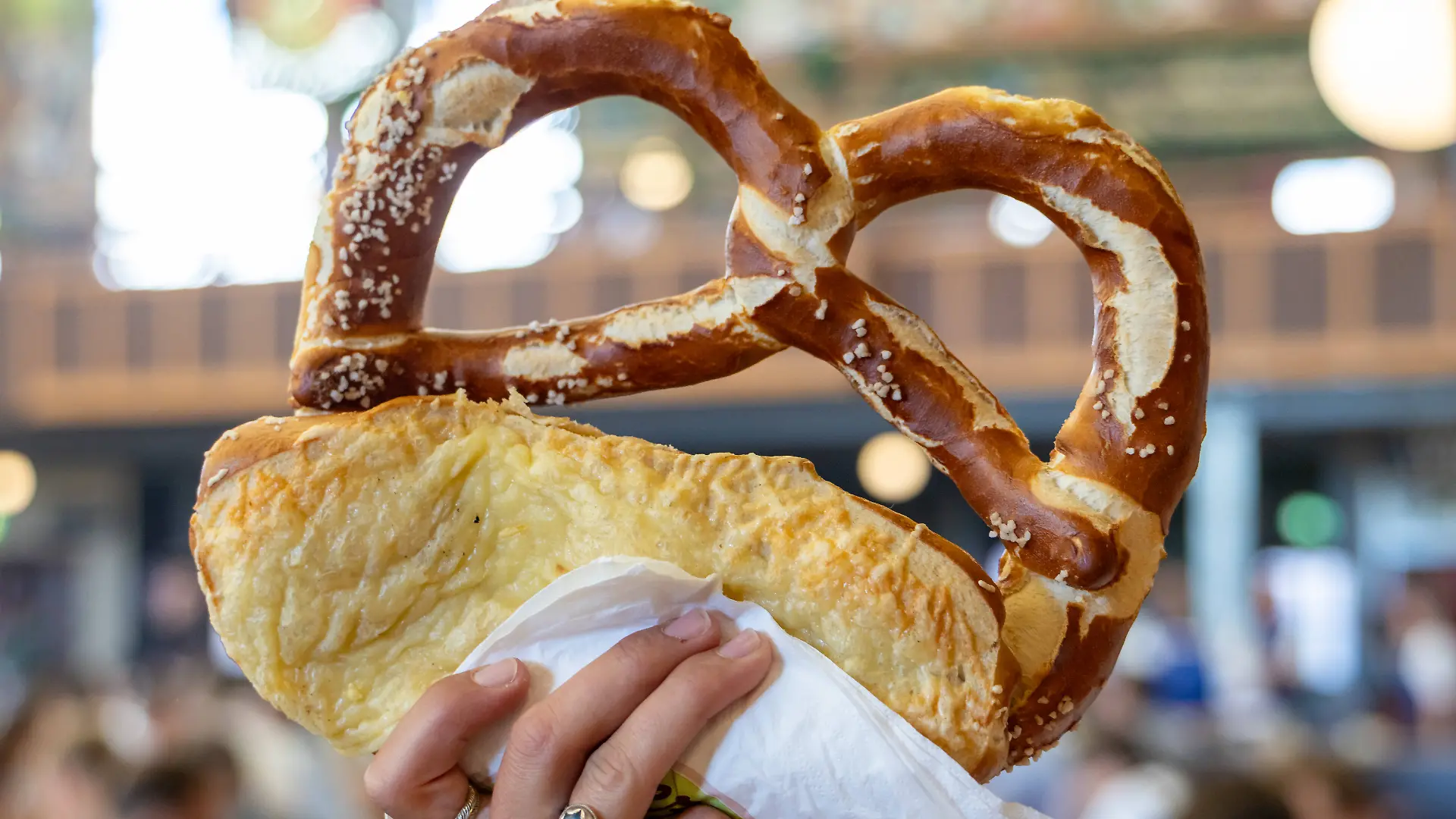 Der Brezenverkäufer kämpft plötzlich mit körperlichen Beschwerden. (Symbolbild)