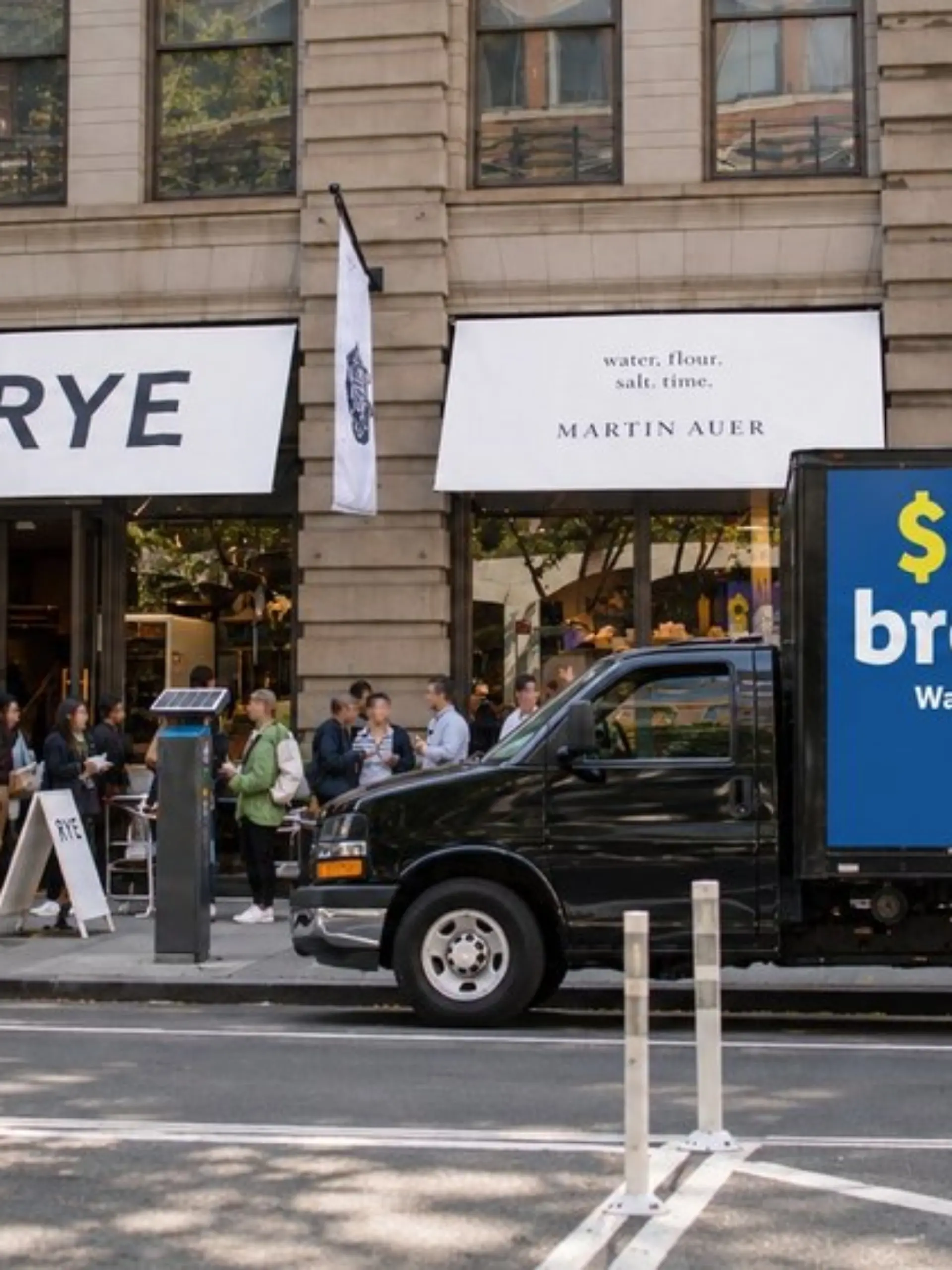 New York: Schlangestehen für einen Laib Sauerteigbrot für 60 Dollar.