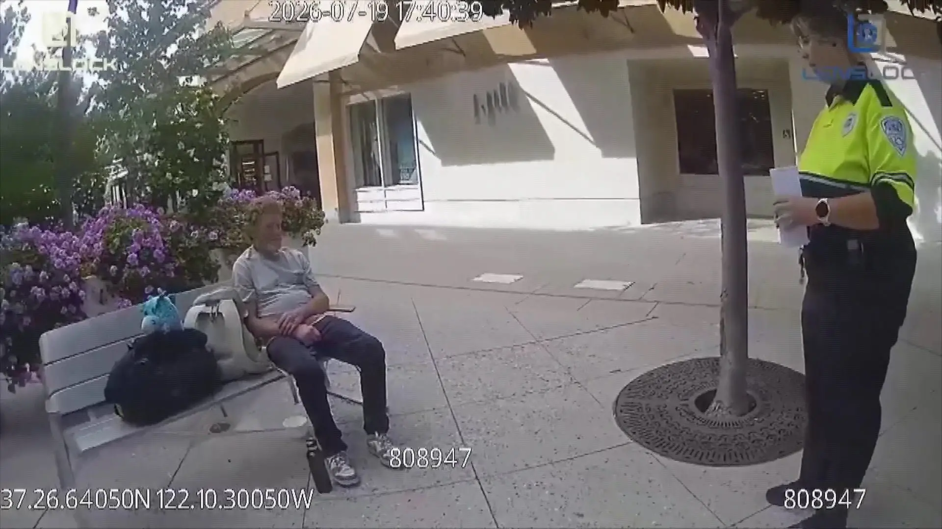 Vor einem Supermann sitzt der Mann auf einer Bank