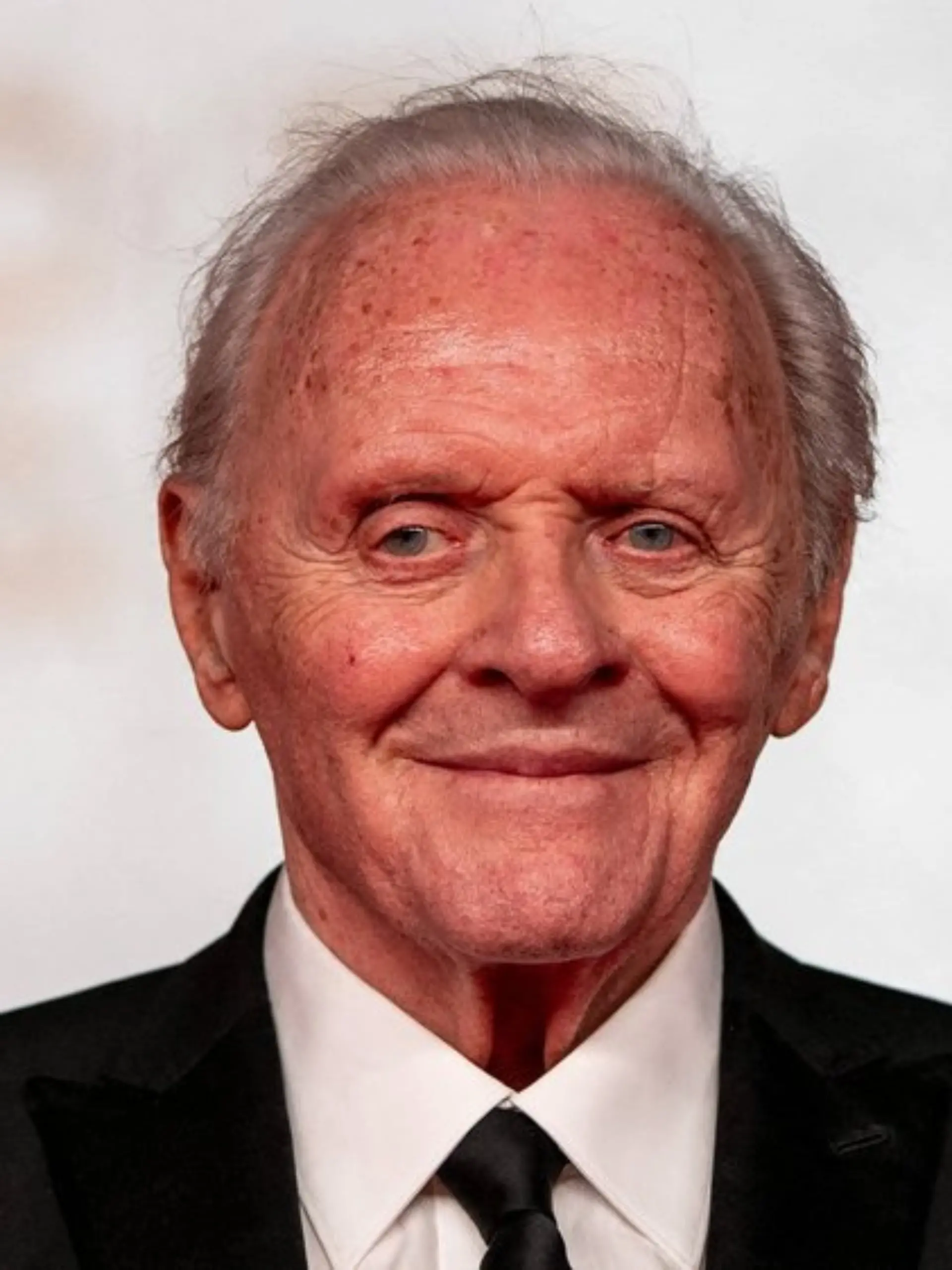 Sir Anthony Hopkins spielt im neuen Film von Guy Ritchie einen mächtigen Familienpatriarchen.