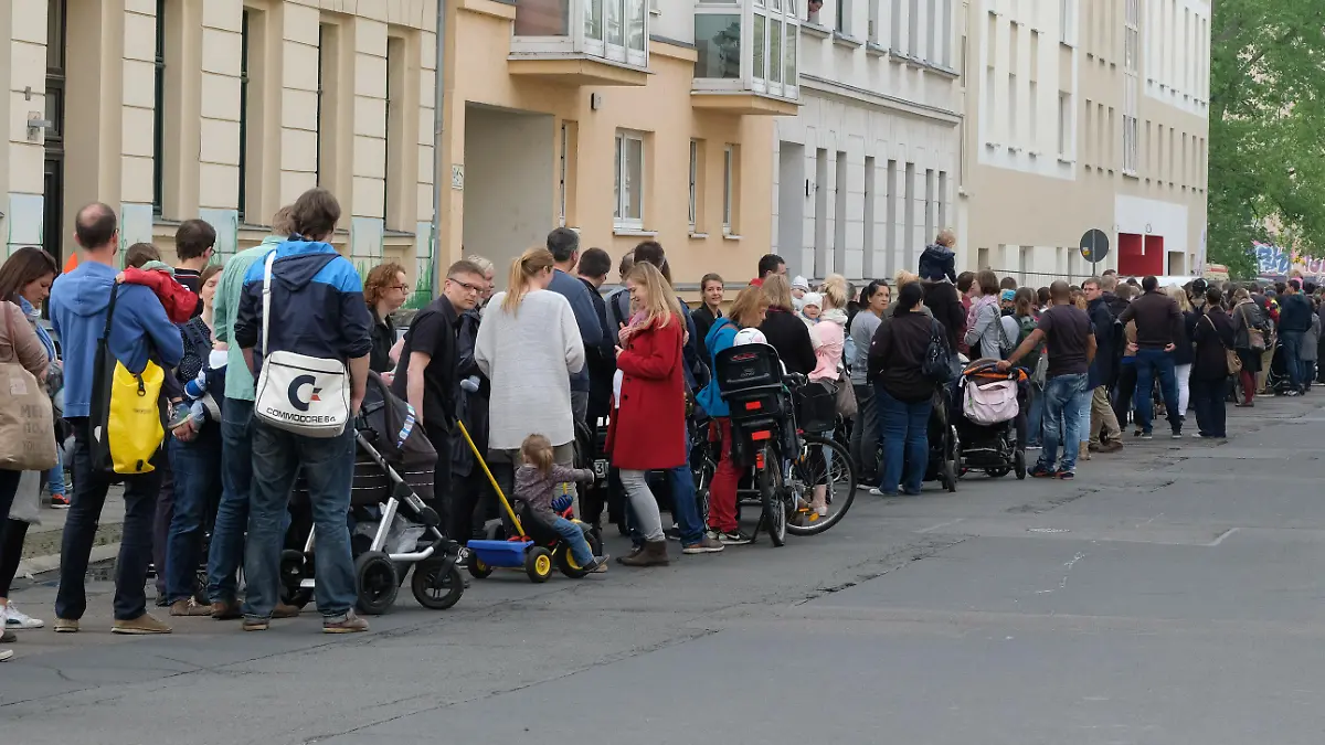 dpatopbilder - Mehrere hundert Menschen stehen am 13.05.2017 in Leipzig (Sachsen) im Stadtteil Südvorstadt an einer im Bau befindlichen Kindertagesstätte der Johanniter-Unfall-Hilfe e.V. an, um einen Platz zu bekommen. Die Einrichtung ist für 45 Kinder im Krippenbereich und für 120 Kinder im Kindergartenbereich vorgesehen, im August 2017 soll Eröffnung sein. Foto: Sebastian Willnow/dpa-Zentralbild/dpa +++(c) dpa - Bildfunk+++