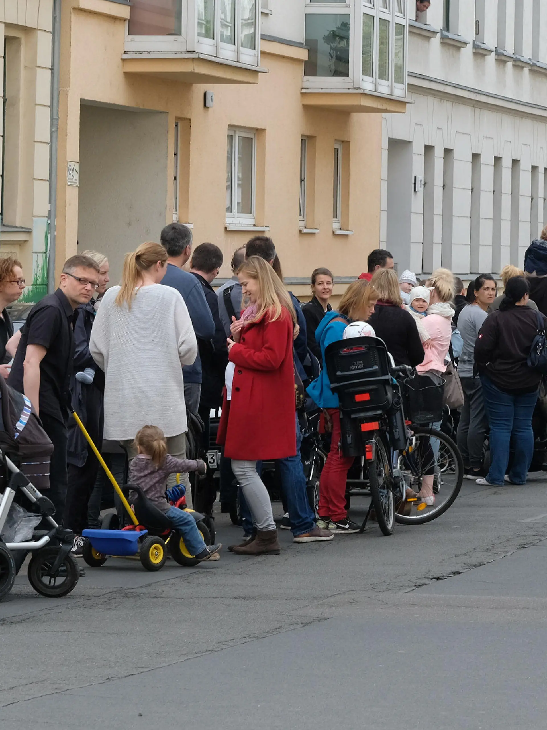 dpatopbilder - Mehrere hundert Menschen stehen am 13.05.2017 in Leipzig (Sachsen) im Stadtteil Südvorstadt an einer im Bau befindlichen Kindertagesstätte der Johanniter-Unfall-Hilfe e.V. an, um einen Platz zu bekommen. Die Einrichtung ist für 45 Kinder im Krippenbereich und für 120 Kinder im Kindergartenbereich vorgesehen, im August 2017 soll Eröffnung sein. Foto: Sebastian Willnow/dpa-Zentralbild/dpa +++(c) dpa - Bildfunk+++
