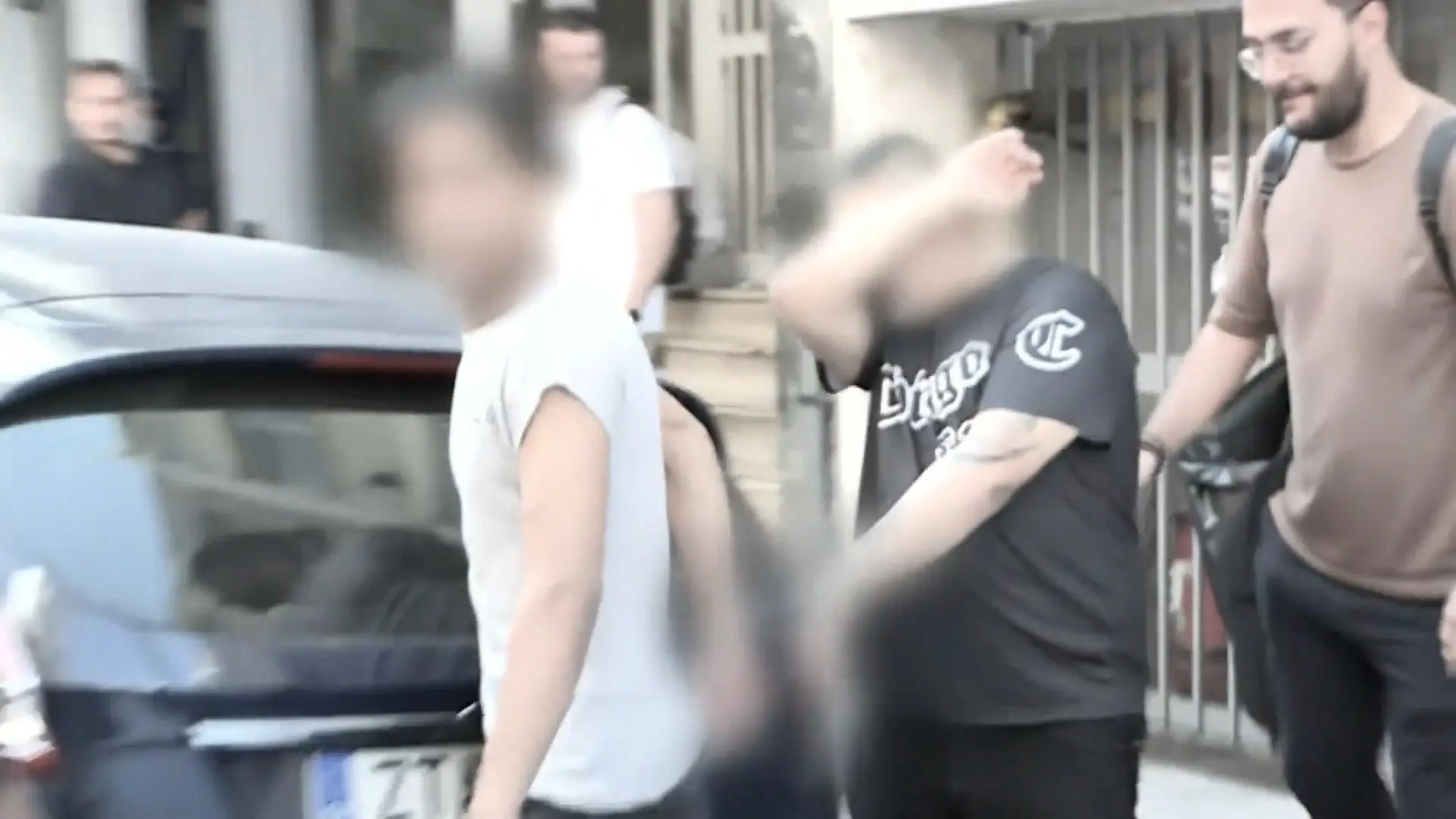 Bild von Eltern in Griechenland wegen schwerer Vorwürfe in Haft