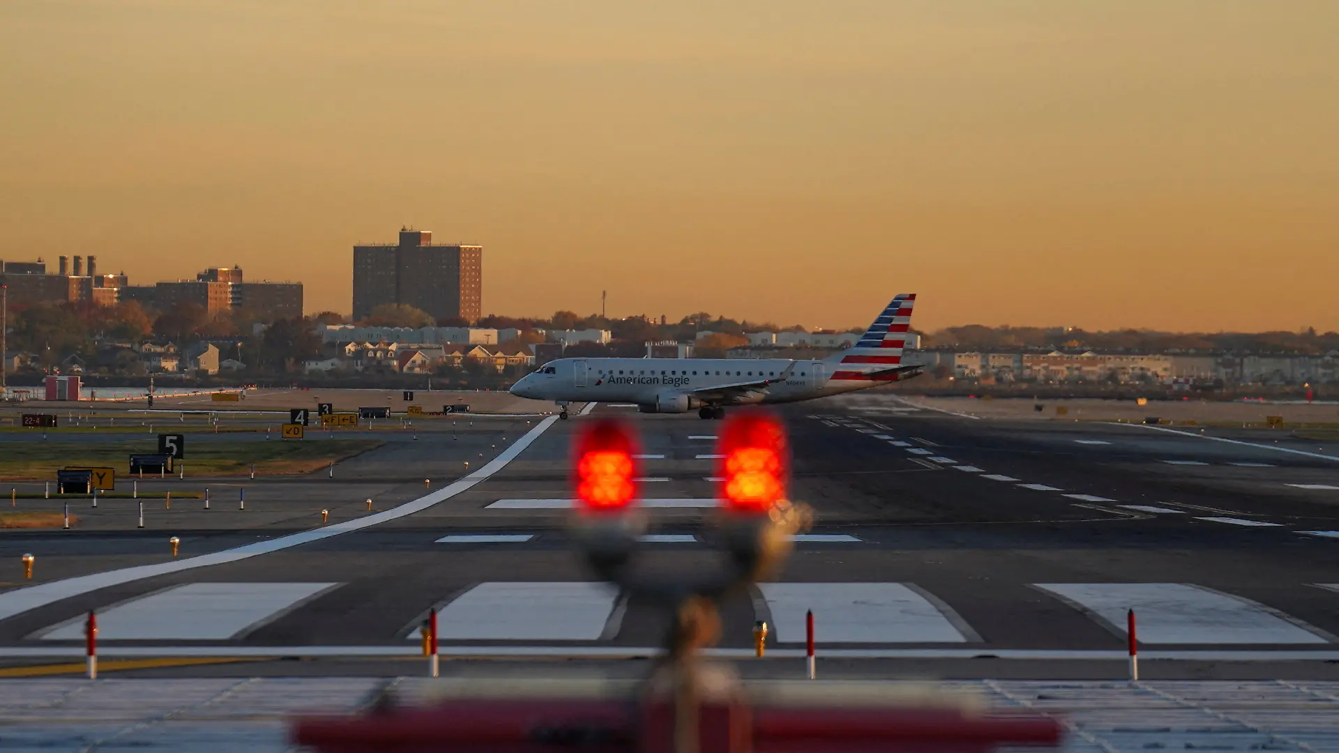 FILE PHOTO: An American Airlines airplane taxis on the tarmac at New York's Laguardia Airport after the FAA ordered flight cuts at 40 major airports amid the ongoing U.S. government shutdown in the Queens borough of New York City, U.S., November 7, 2025. REUTERS/Ryan Murphy/File Photo