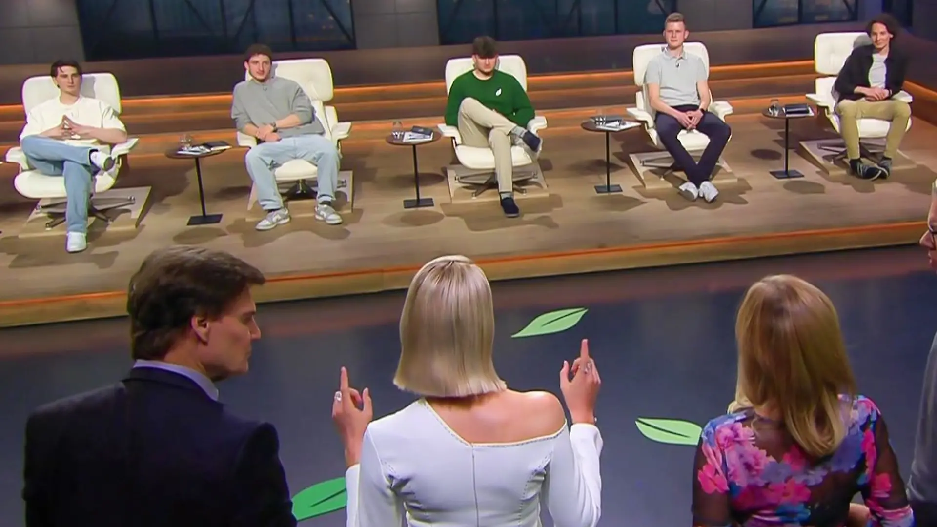 Jonas Frank, Nick Werneck, Max Lauterbach, Simon Zitzmann und Niklas Gabriel (v.l.) dürfen auf den Investoren-Sesseln Platz nehmen, während sie vom Löwen-Rudel Standing Ovations bekommen.