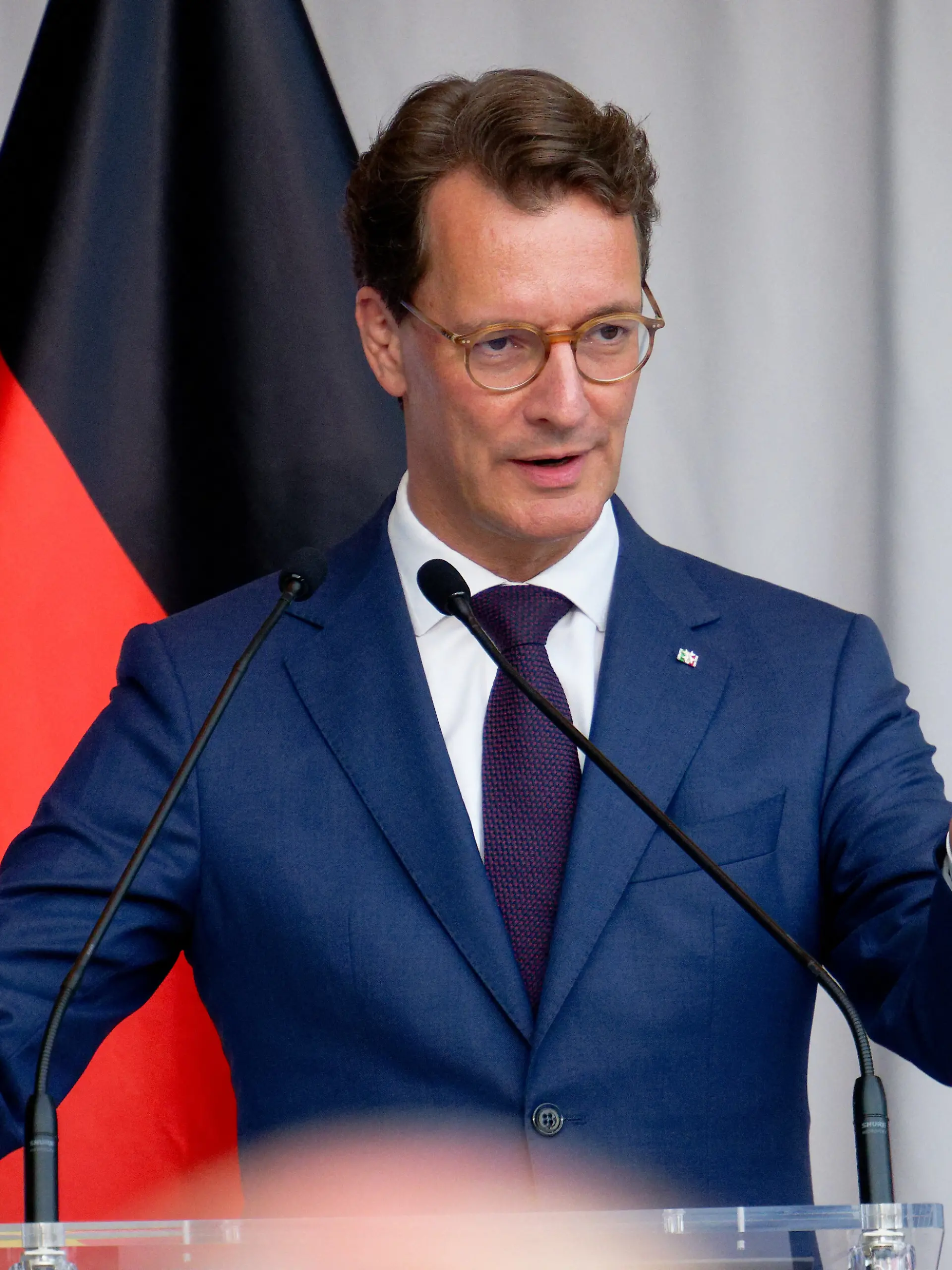 Hendrik Wüst (CDU), Ministerpräsident von Nordrhein-Westfalen, spricht bei einer Festveranstaltung zum 65. Jubiläum des Anwerbeabkommens mit der Türkei. +++ dpa-Bildfunk +++