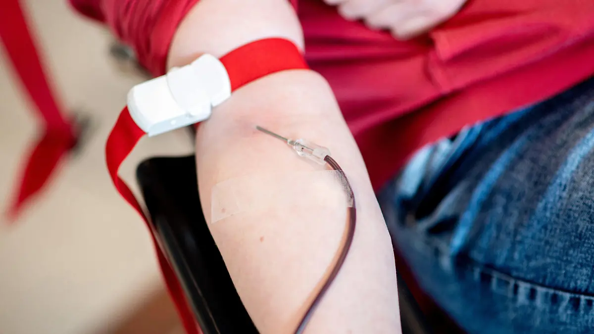 ARCHIV - 06.05.2021, Niedersachsen, Emstek: Blut läuft während einer Blutspende beim Blutspendedienst NSTOB des Deutschen Roten Kreuzes (DRK) vom Arm einer Spenderin durch eine Nadel in einen Beutel. Steigender Blut-Bedarf in Kliniken und die bevorstehenden heißen Sommermonate stellen die Blutspende vor große Herausforderungen. (zu dpa «Hitze und nachgeholte OPs: Hoher Bedarf an Blutspenden») Foto: Hauke-Christian Dittrich/dpa +++ dpa-Bildfunk +++