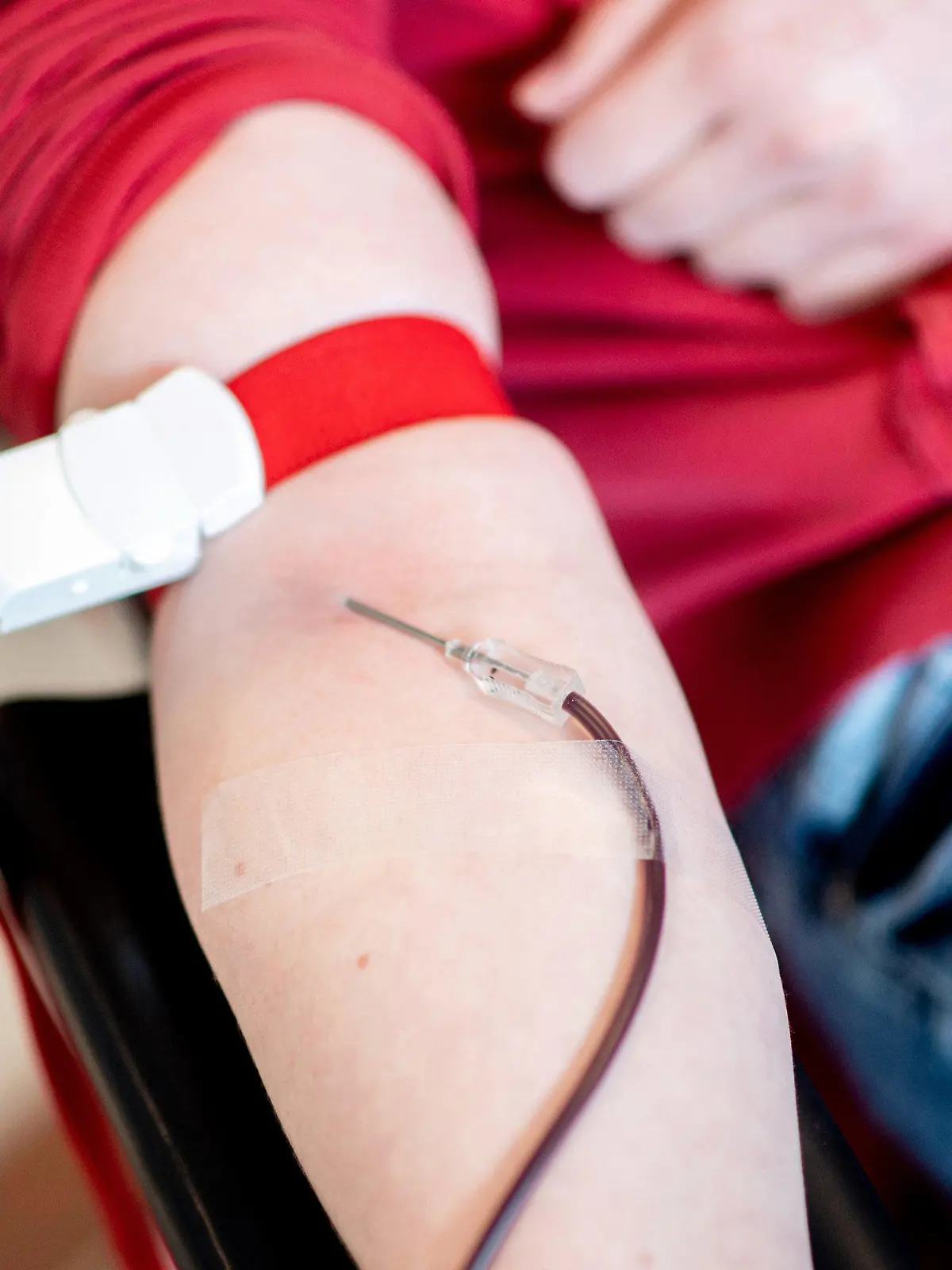 ARCHIV - 06.05.2021, Niedersachsen, Emstek: Blut läuft während einer Blutspende beim Blutspendedienst NSTOB des Deutschen Roten Kreuzes (DRK) vom Arm einer Spenderin durch eine Nadel in einen Beutel. Steigender Blut-Bedarf in Kliniken und die bevorstehenden heißen Sommermonate stellen die Blutspende vor große Herausforderungen. (zu dpa «Hitze und nachgeholte OPs: Hoher Bedarf an Blutspenden») Foto: Hauke-Christian Dittrich/dpa +++ dpa-Bildfunk +++