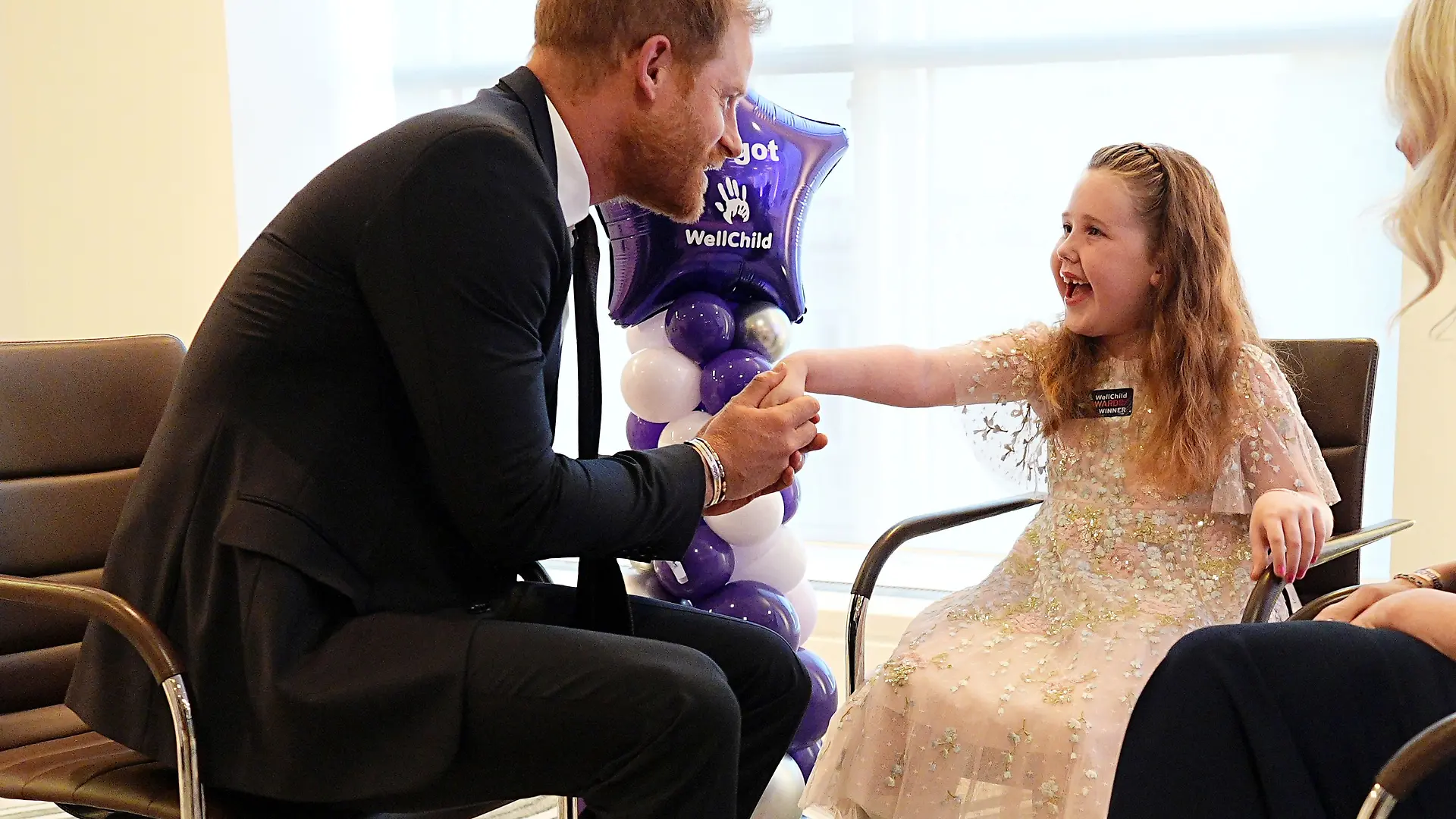 Mit der sechsjährigen Margot plaudert Prinz Harry auch über seine Kinder.