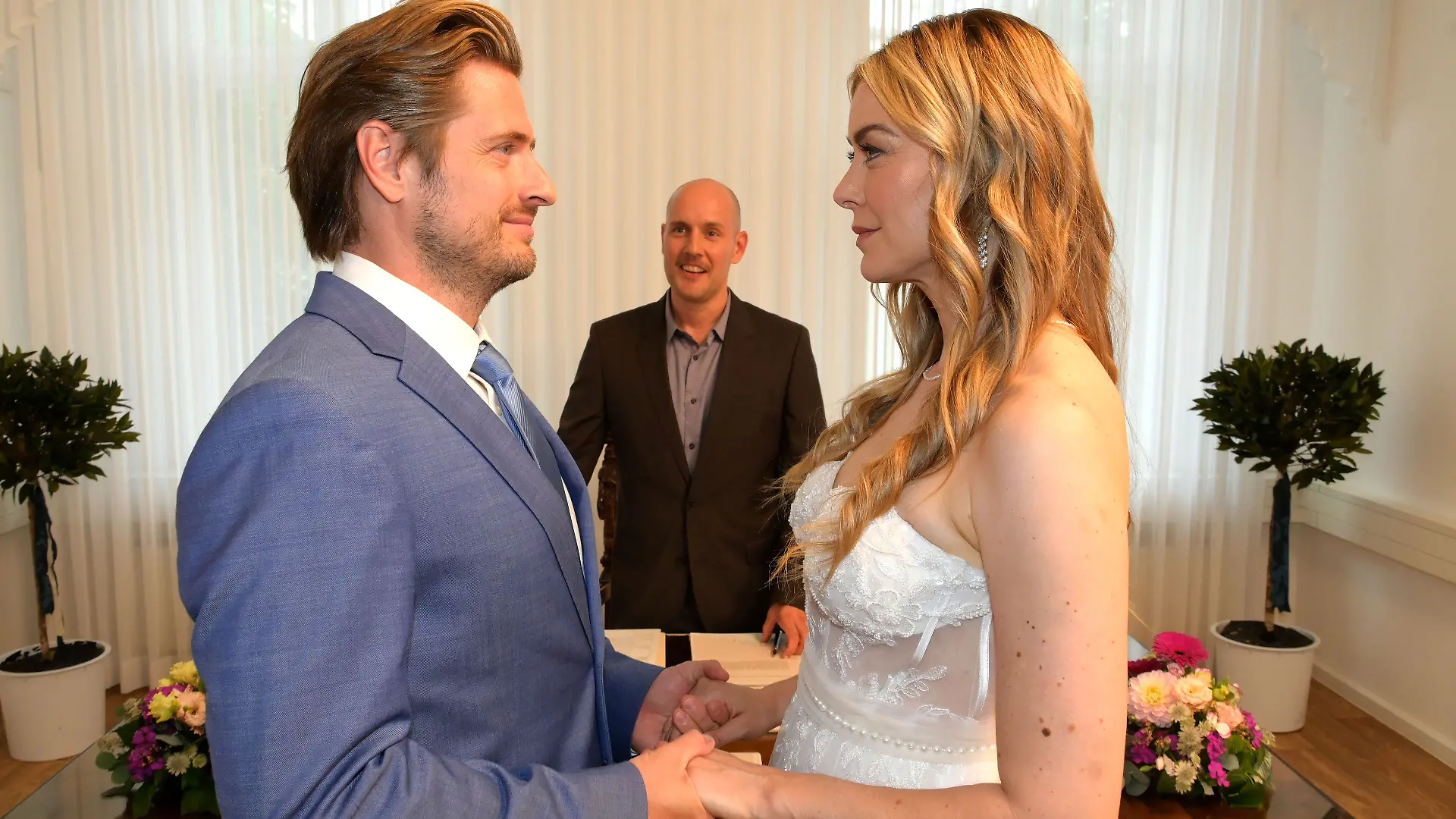 Philip (Jörn Schlönvoigt, l.) und Jessica (Nina Ensmann) geben sich vor Ricky Marquart (Oliver Petszokat) das Jawort.