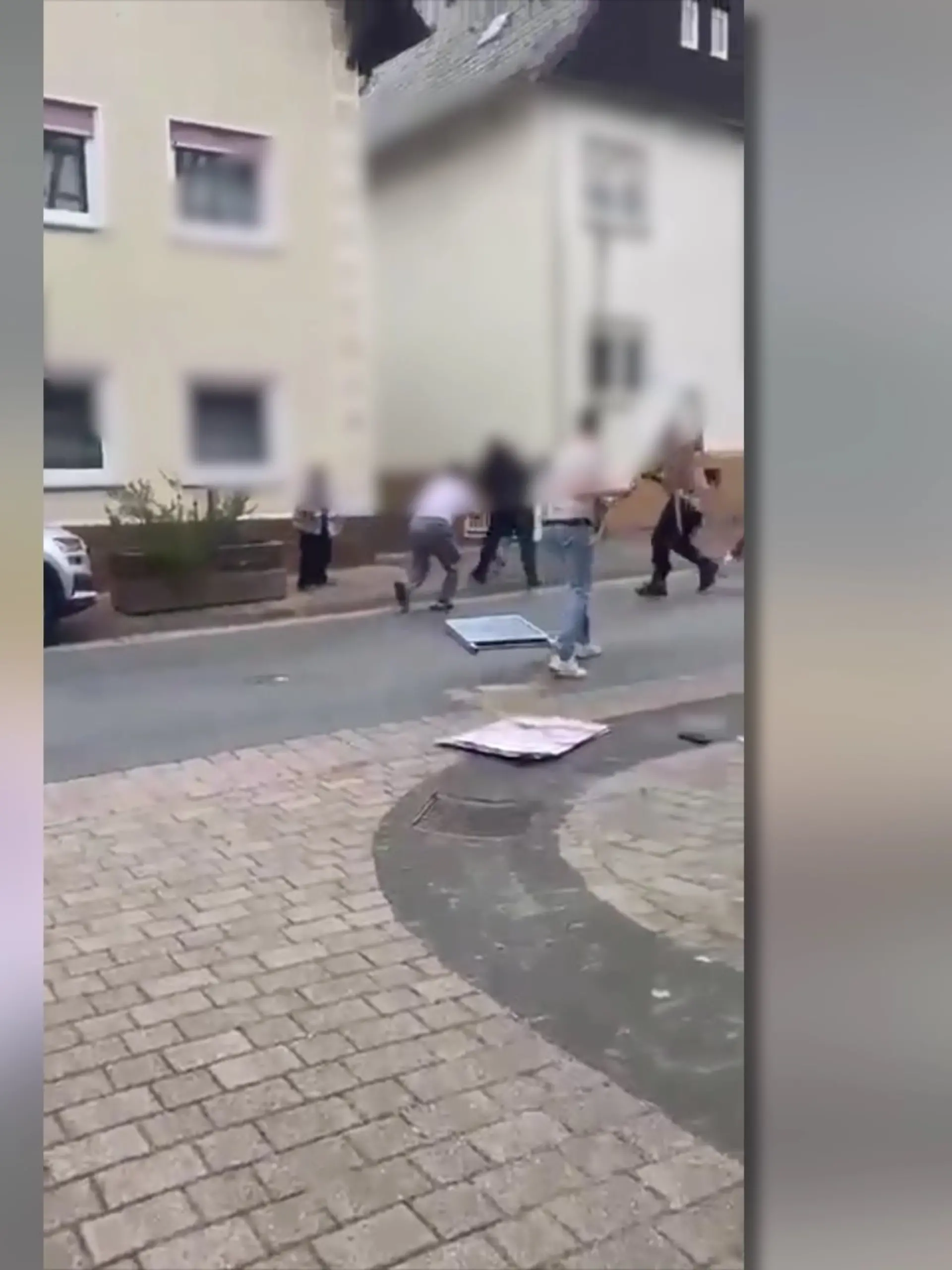 Bild zu: "Mutige Passanten stoppen Messerstecher "