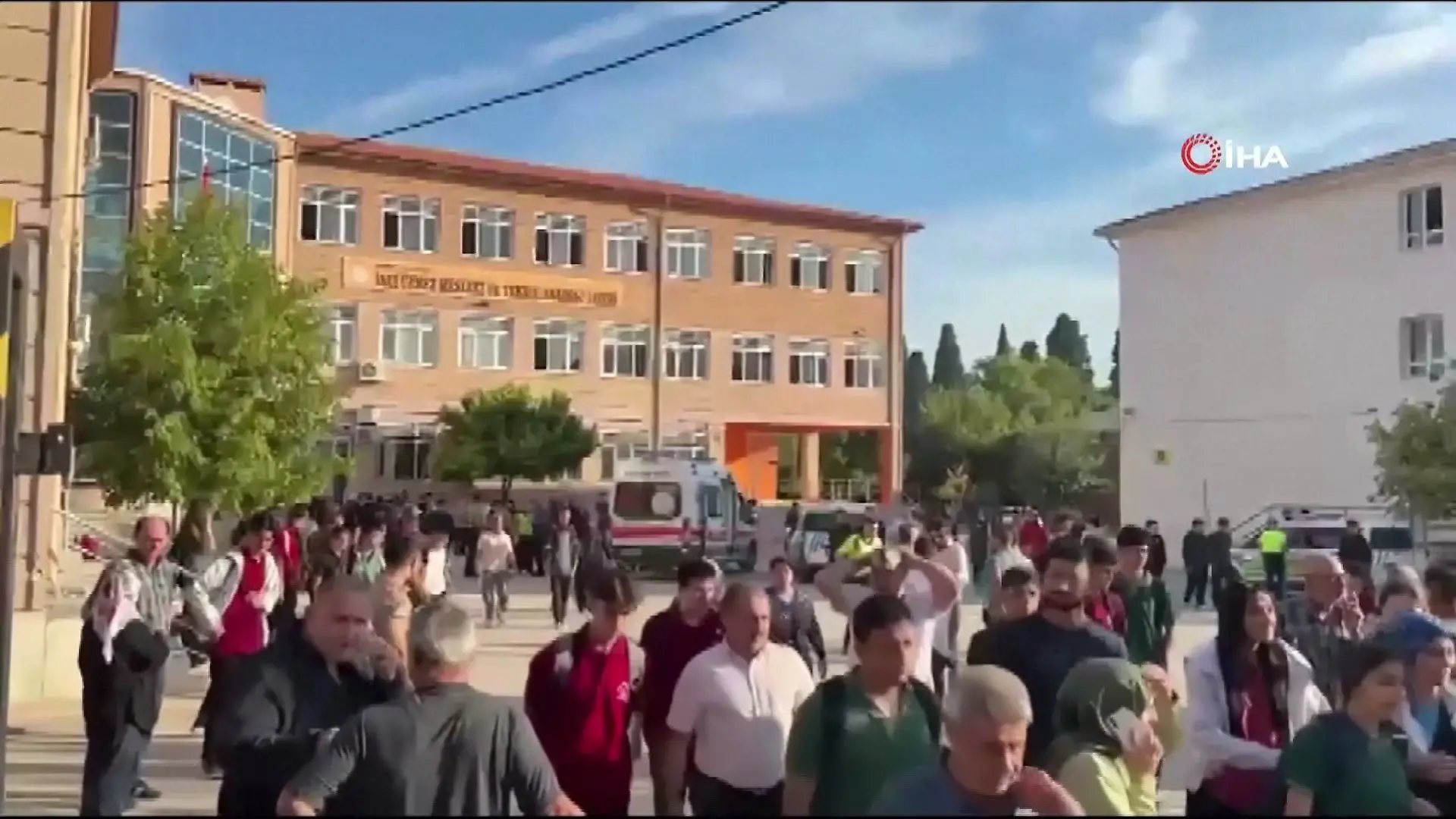Bei Schüssen nahe einer Schule sind in der Türkei mehrere Menschen verletzt worden. 
