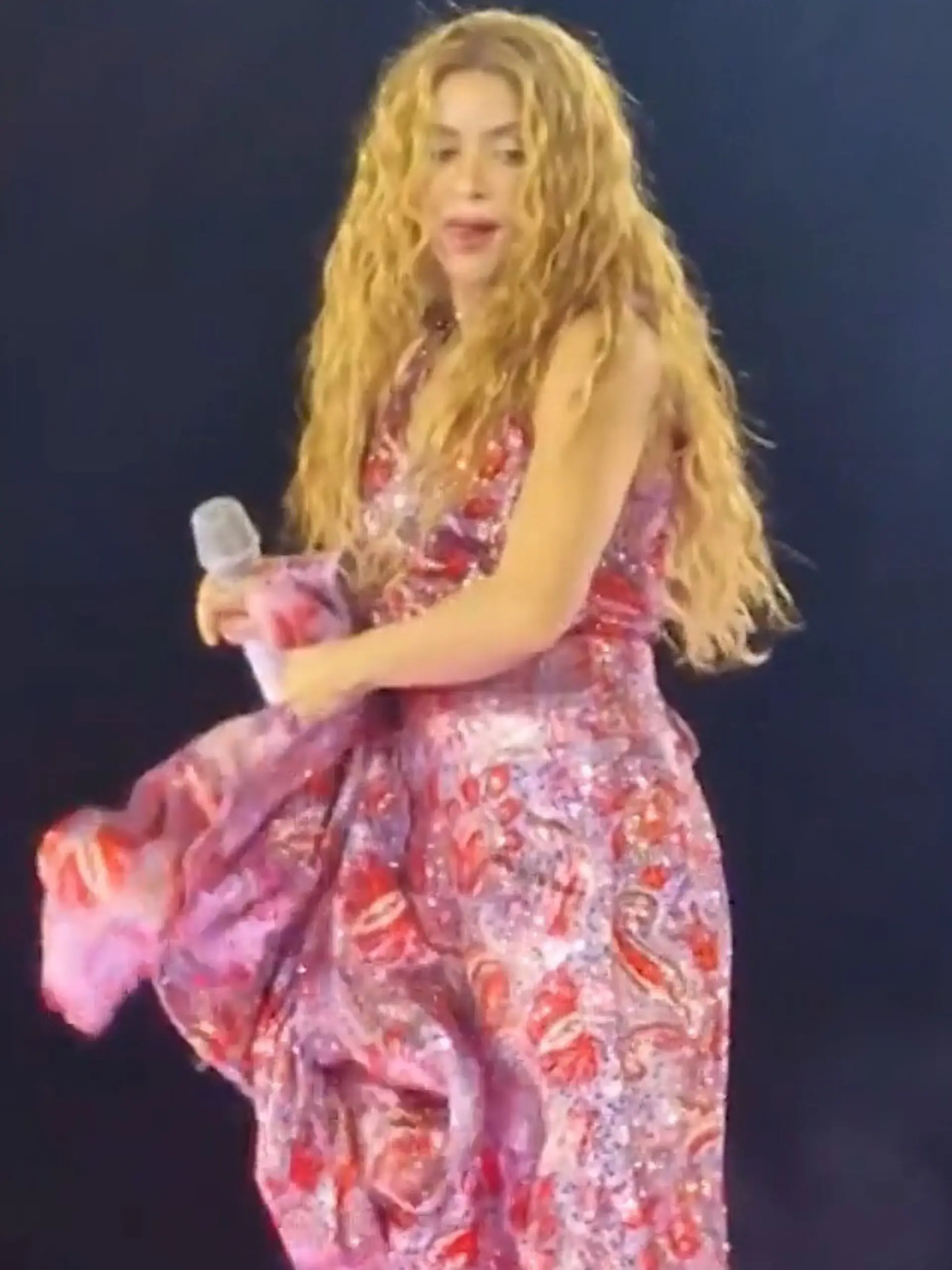 Bild zu: "Shakira platzt auf der Bühne der Kragen – weil DAS nicht funktioniert!"