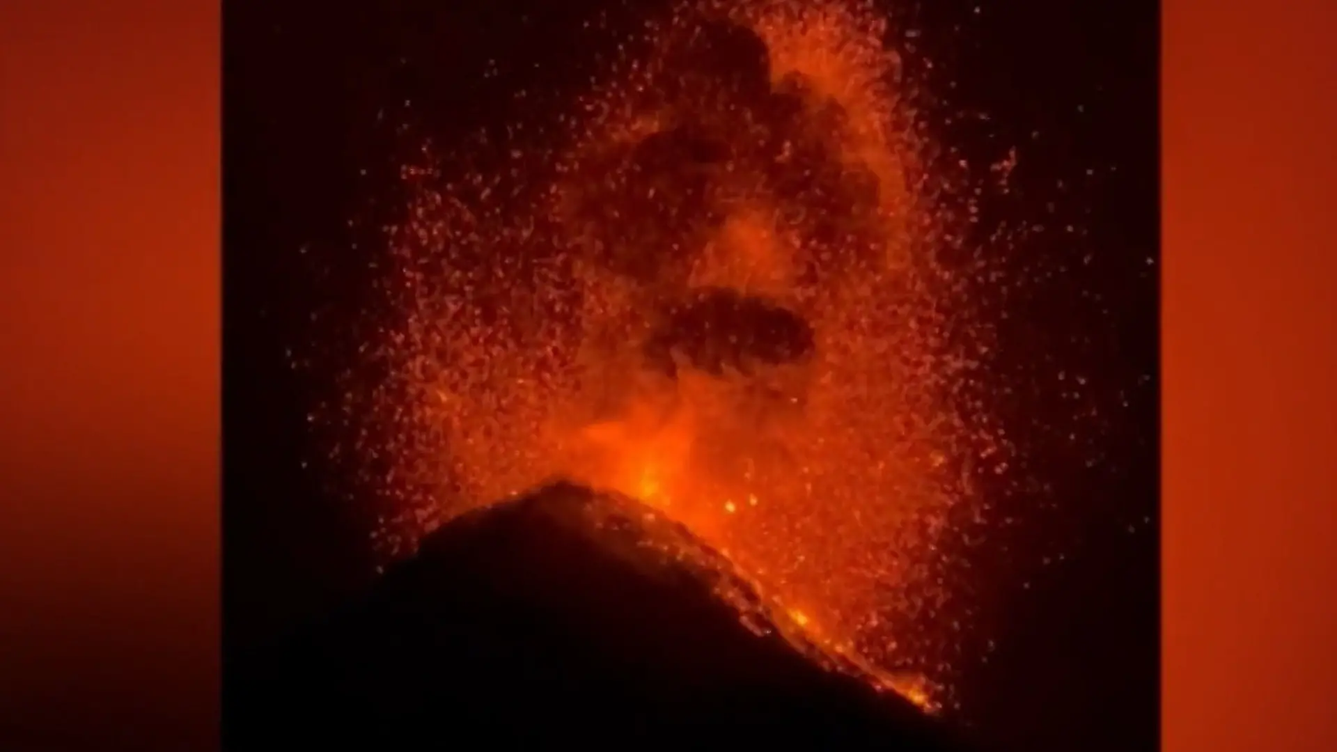 Feuervulkan spuckt Lava! Wanderin filmt beeindruckendes Naturspektakel Explosion in Guatemala