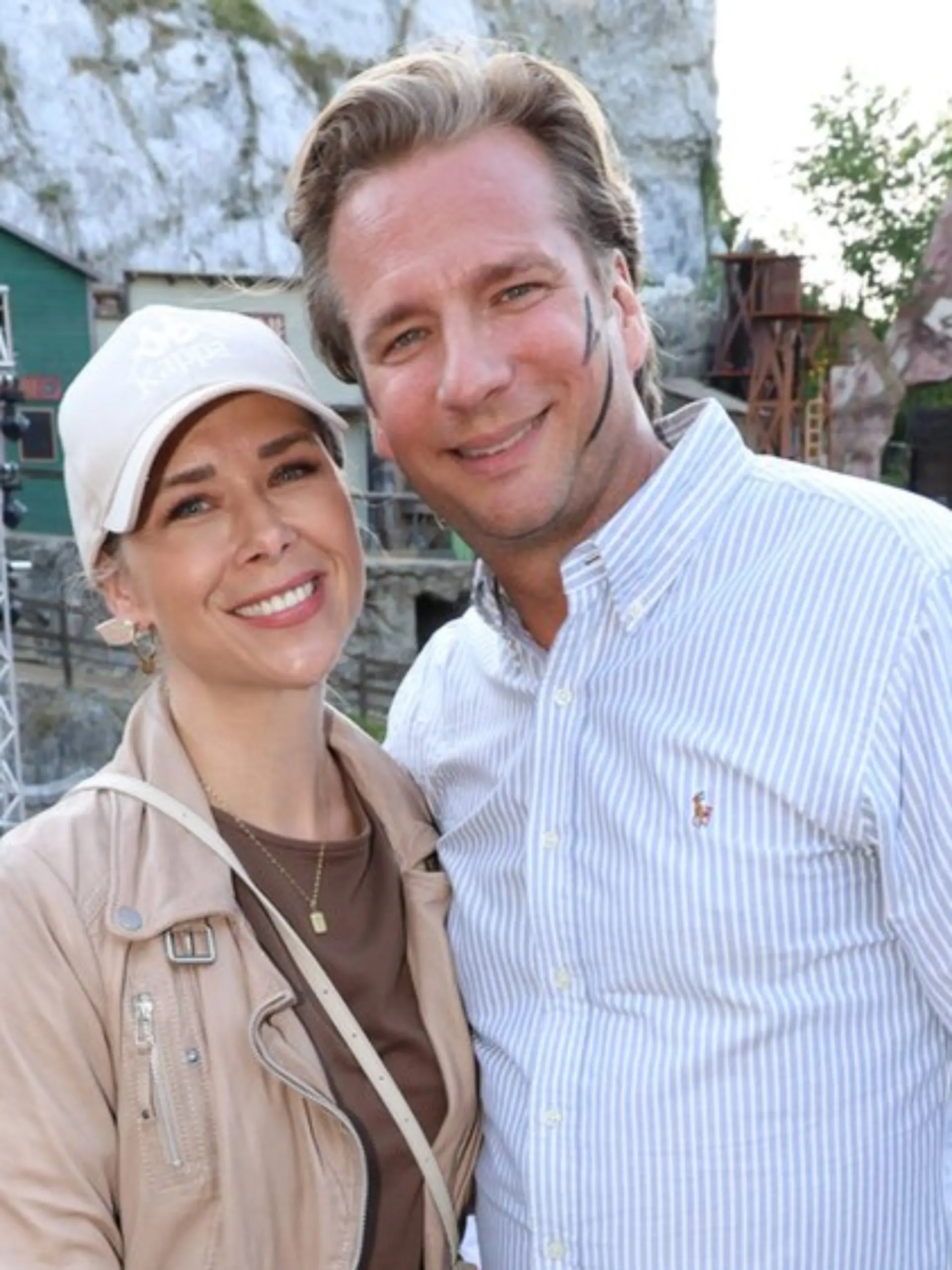 Sie sind schon seit 2008 liiert und haben drei Kinder. Nun wartet auf Tanja Szewczenko und Norman Jeschke - hier bei den Karl-May-Festspielen in Bad Segeberg - das nächste große Abenteuer.