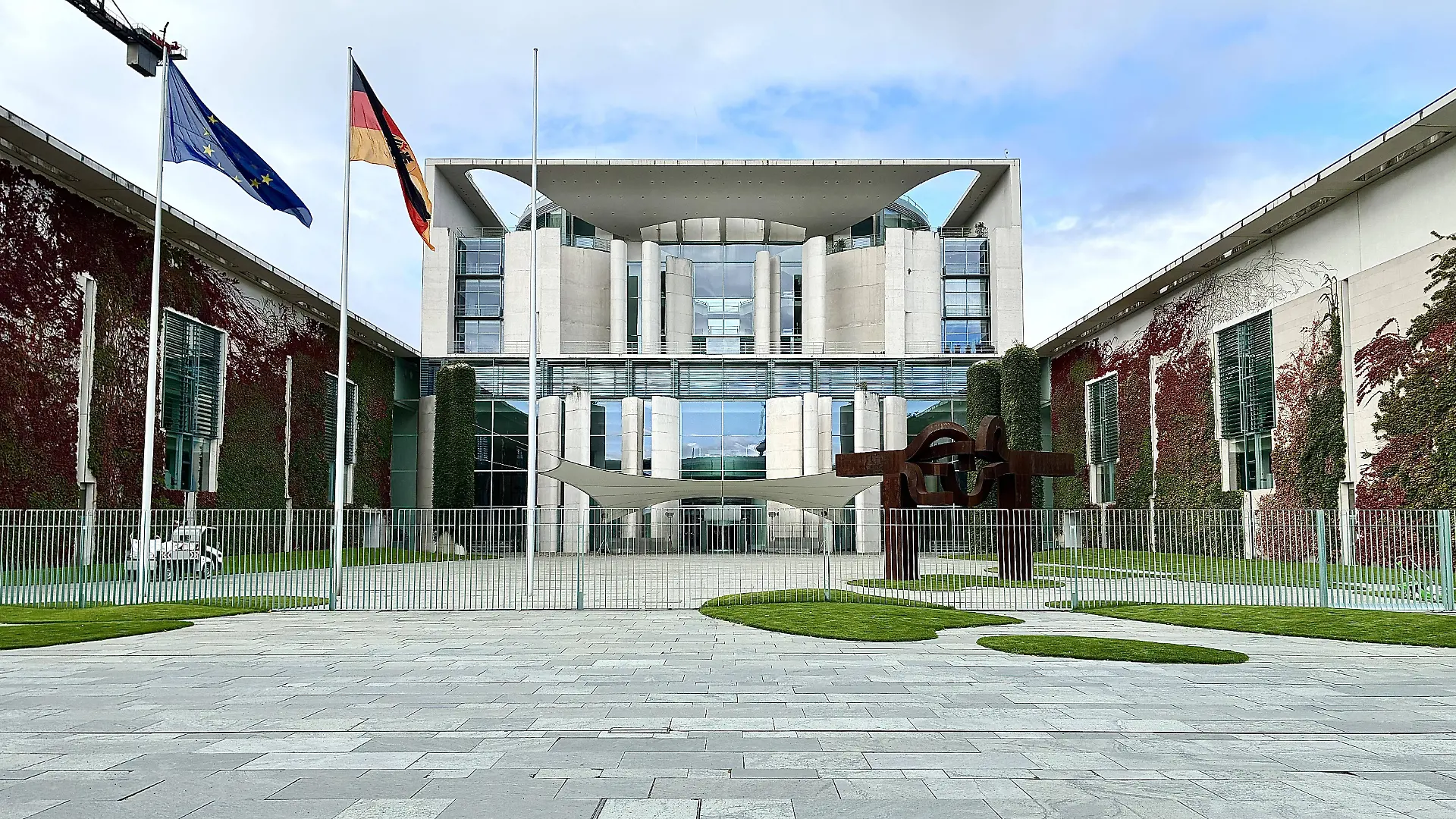 Berlin, Deutschland, 21.09.2026: Regierungsviertel: Das Bundeskanzleramt am Morgen *** Berlin, Germany, September 21, 2026, Government District: The Federal Chancellery in the morning Copyright: xdtsxNachrichtenagenturx dts_135650