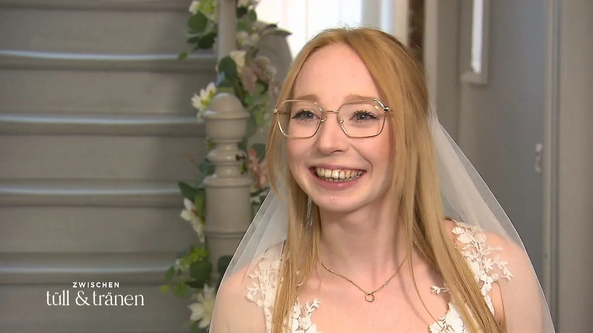 Sarah wählt das XL-Glitzer-Traumkleid! Überraschung bei Sanna