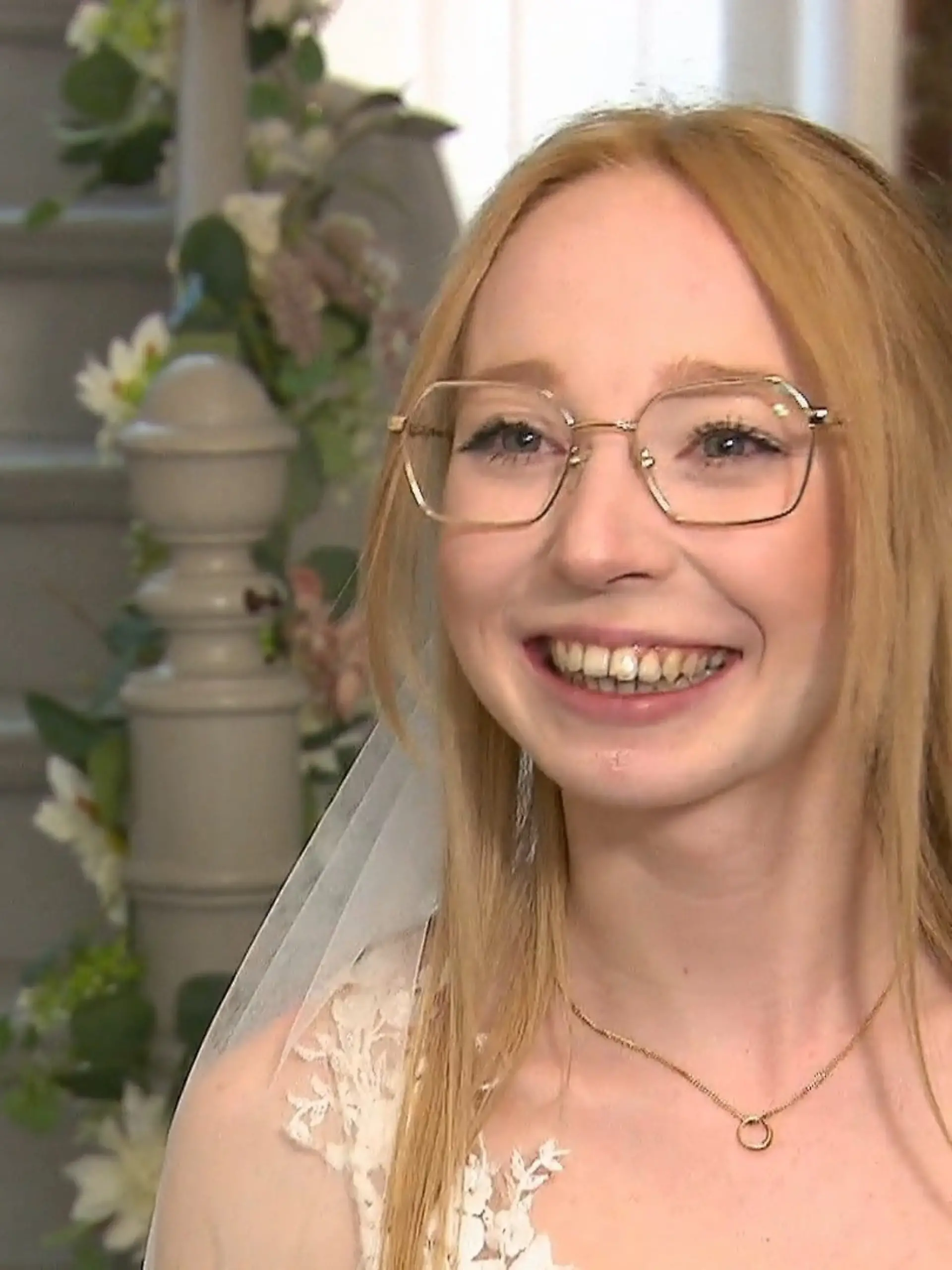 Bild zu: "Sarah wählt das XL-Glitzer-Traumkleid!"