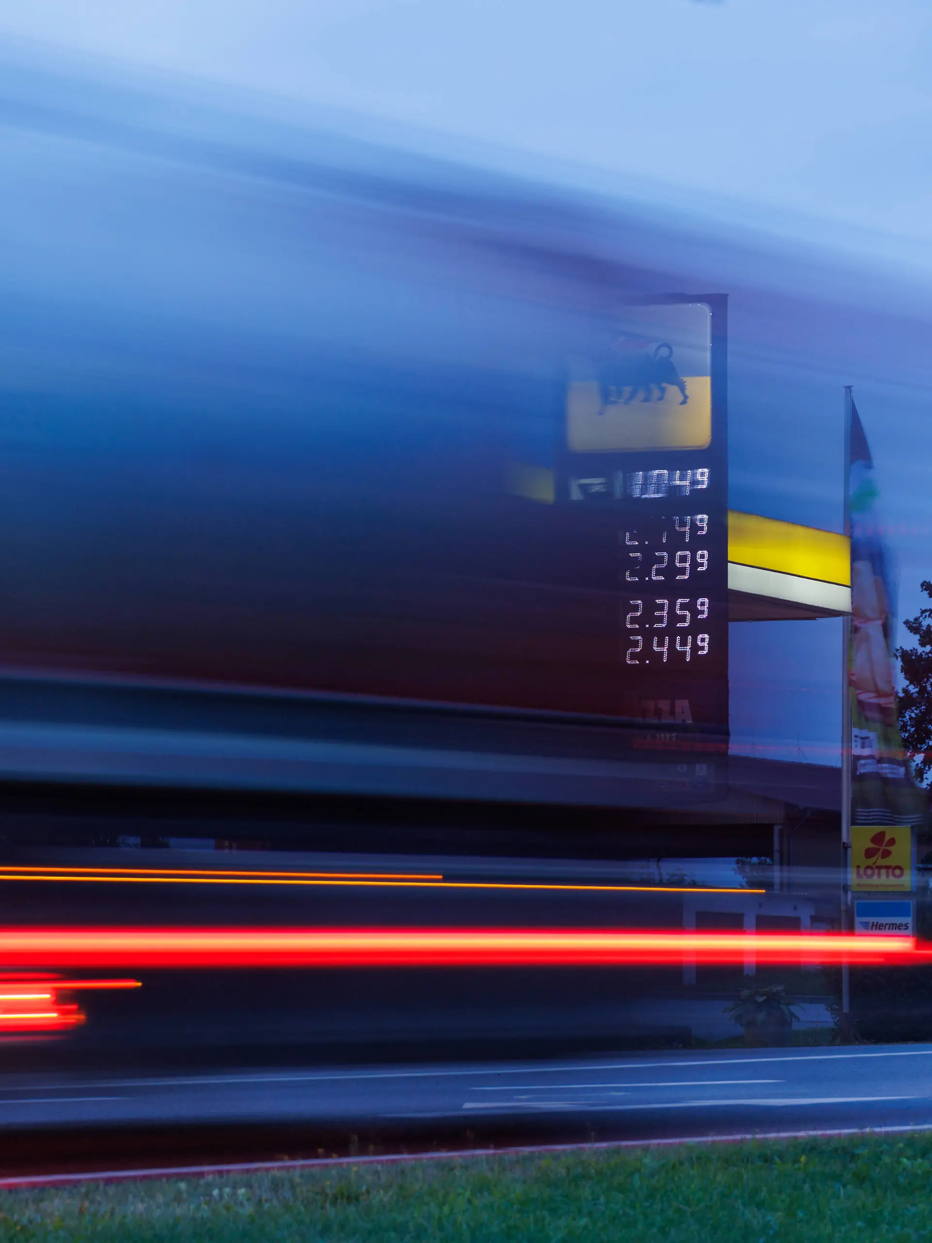 Blick auf die AGIP Tankstelle in Pasewalk an der Bundesstraße B104: Auch hier soll es bald billiger werden.