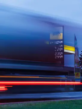 Blick auf die AGIP Tankstelle in Pasewalk an der Bundesstraße B104: Auch hier soll es bald billiger werden.