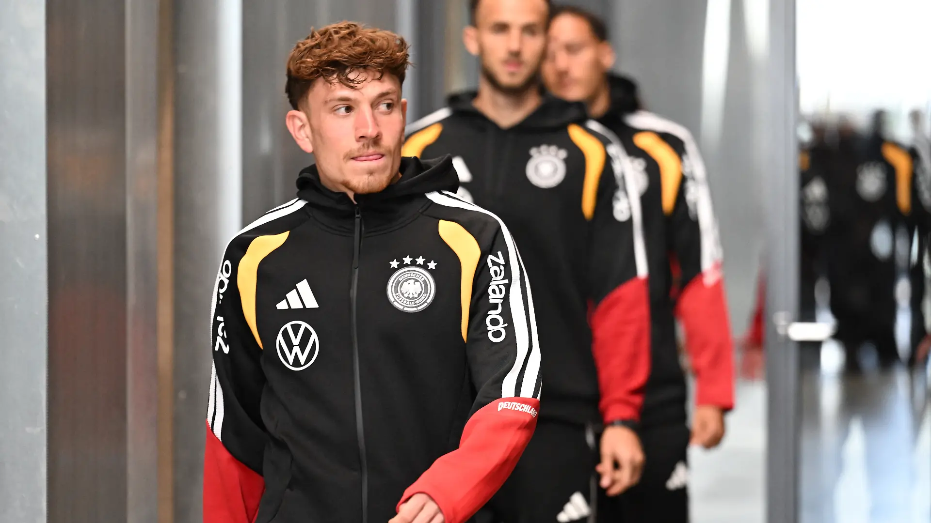 Fußball: Nationalmannschaft, Mixed Zone vor dem ersten Nations-League-Spiel gegen die Niederlande. Philipp Treu (Deutschland, vorn) und Max Rosenfelder (Deutschland) kommen zur Medienrunde. +++ dpa-Bildfunk +++